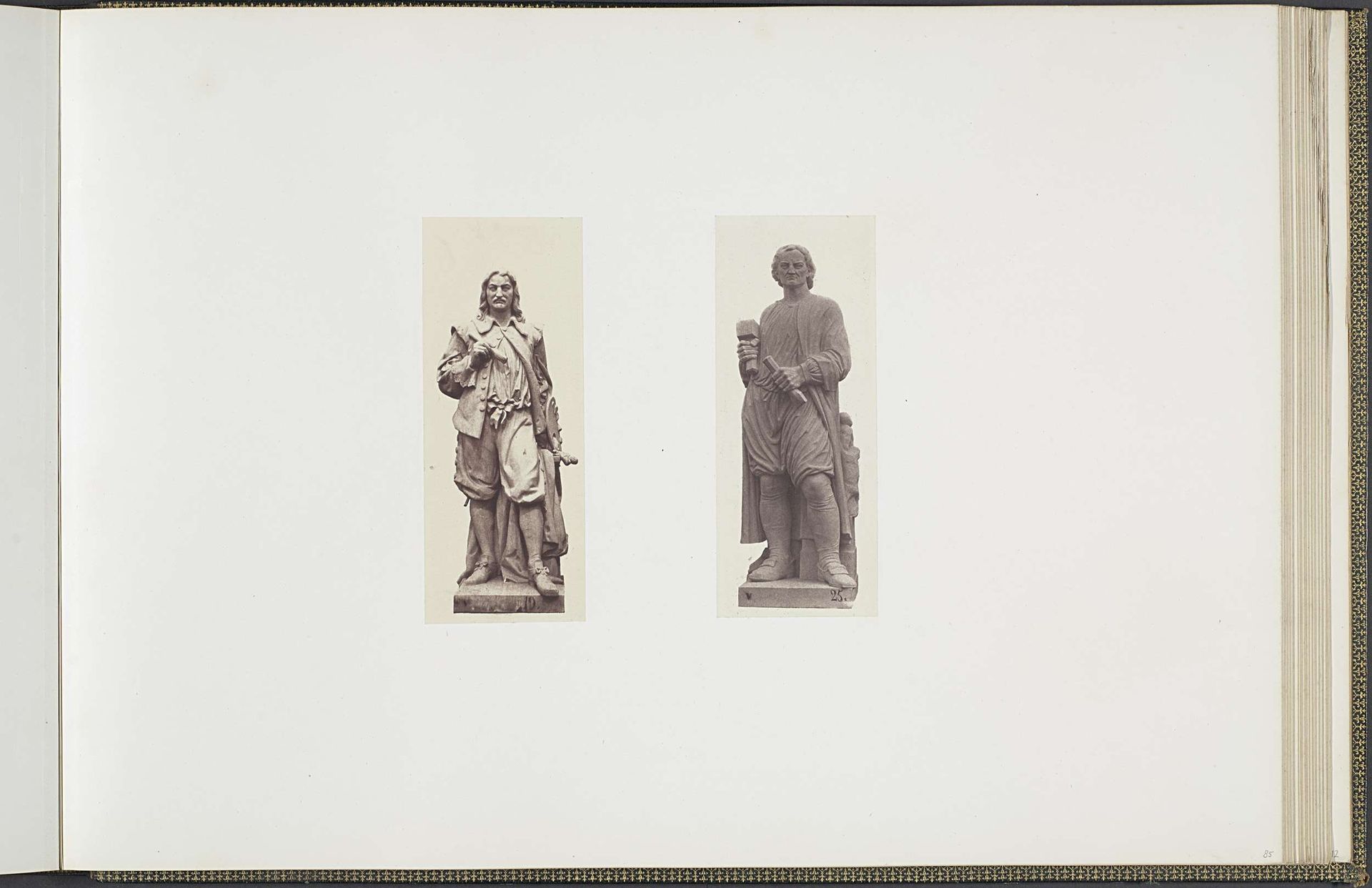 Gipsmodellen voor beeldhouwwerken op het Palais du Louvre: links "Champaigne" door Jean Louis Adolphe Eude en rechts "Puget" door Antoine Etex by Edouard Baldus