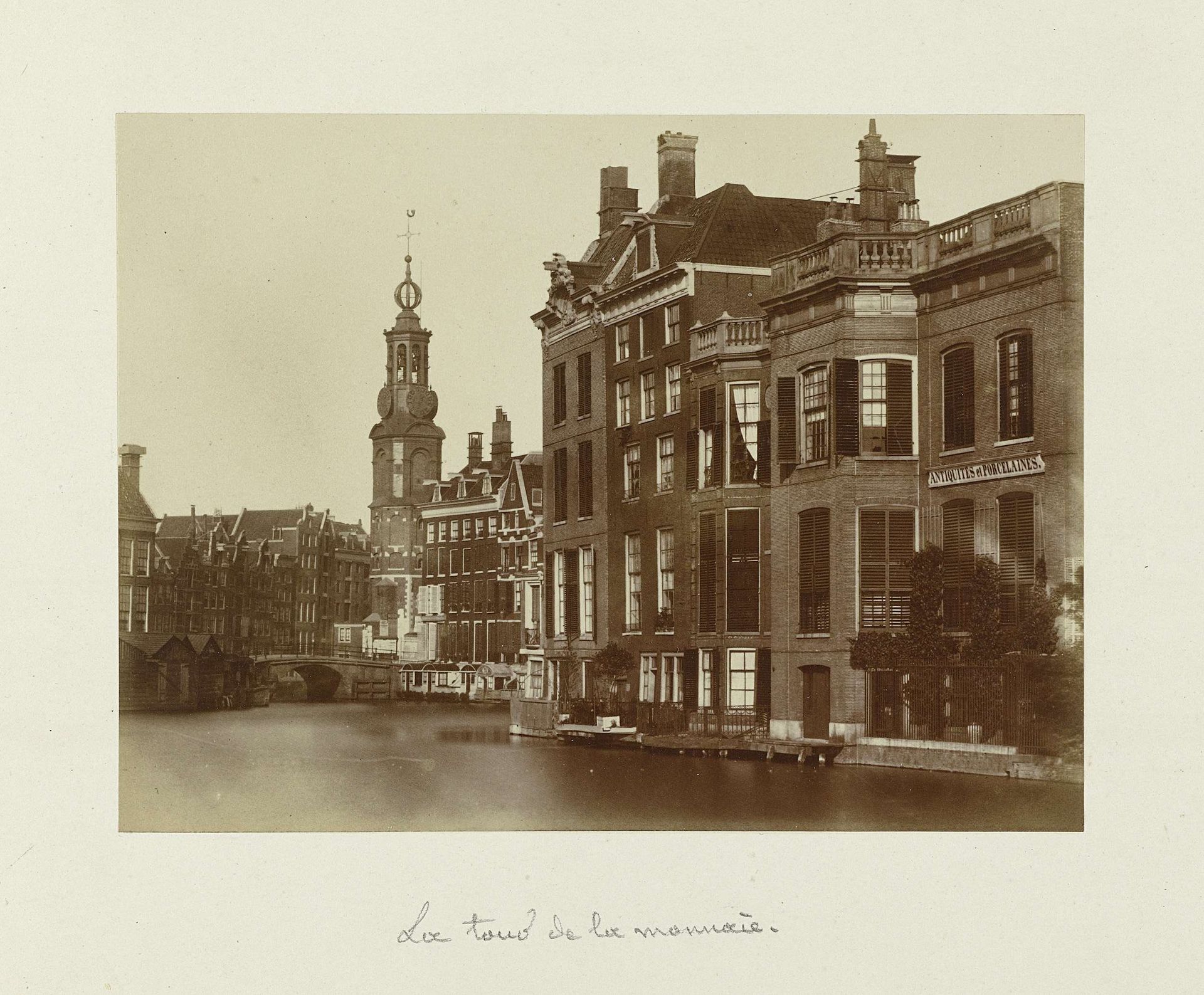 Munttoren, Amsterdam, gezien vanaf het Rokin by Pieter Oosterhuis