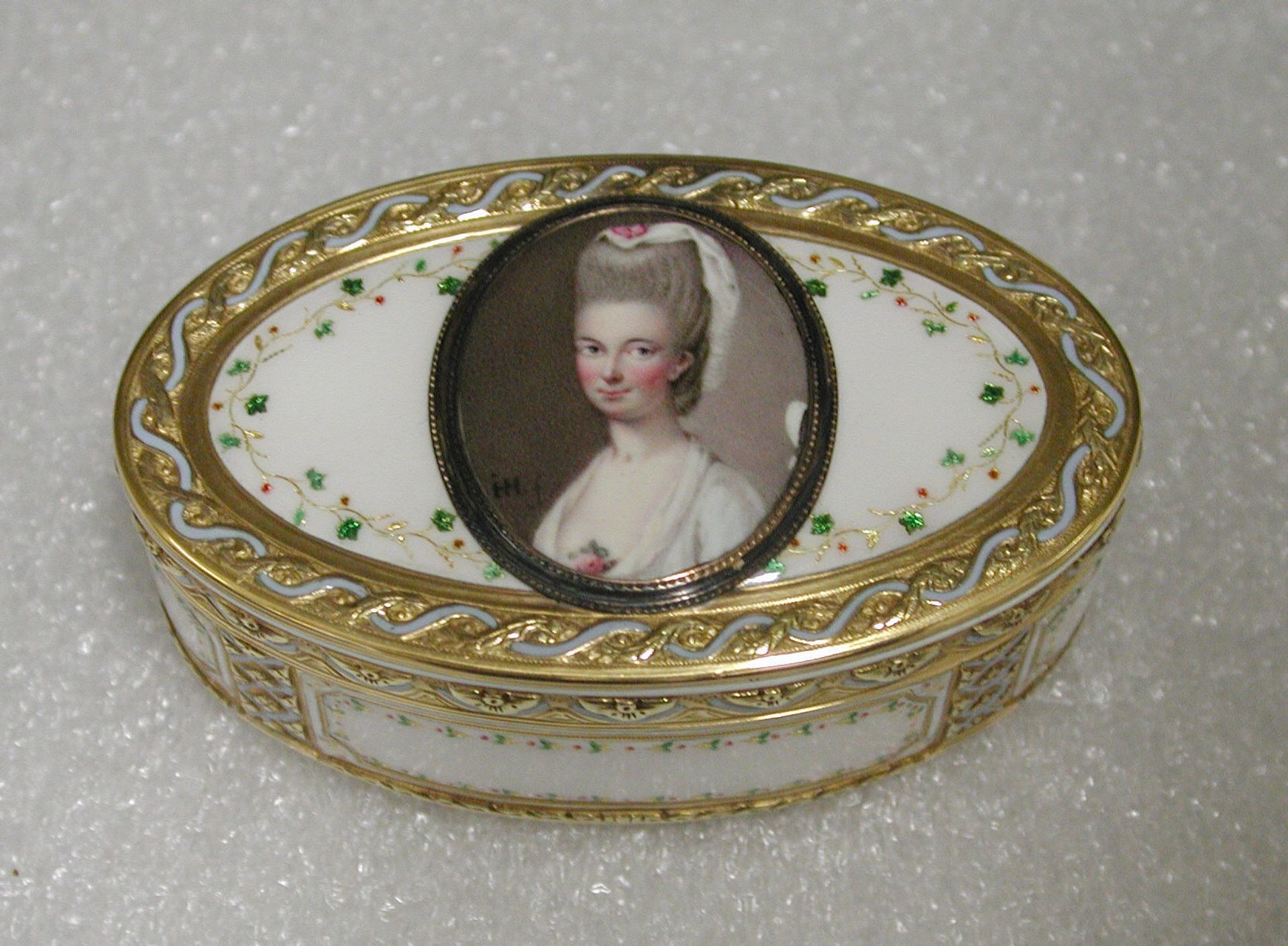 Snuffbox with portrait of a woman by Nicolas Marguerit