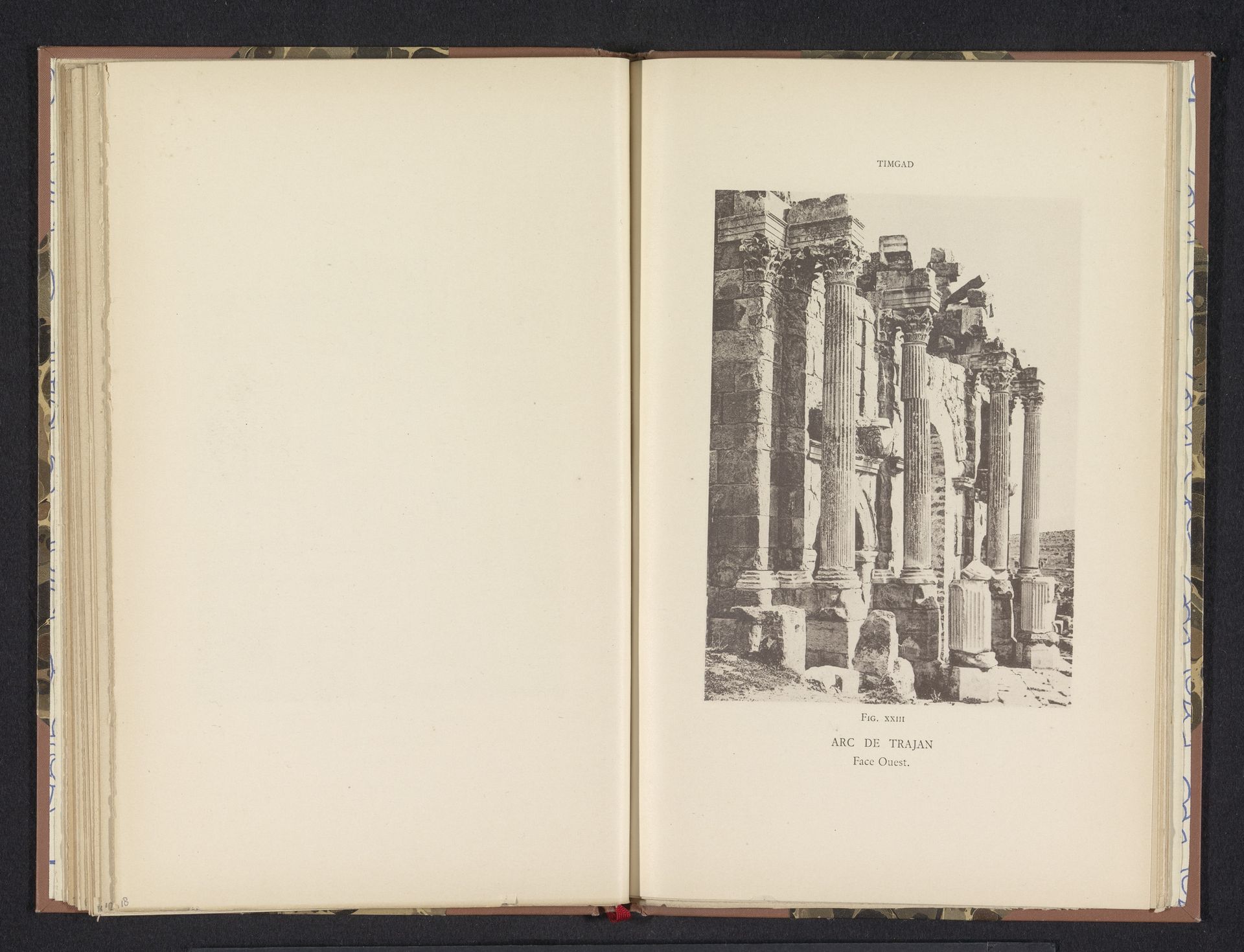 Gezicht op de boog van Trajanus in Timgad by Anonymous