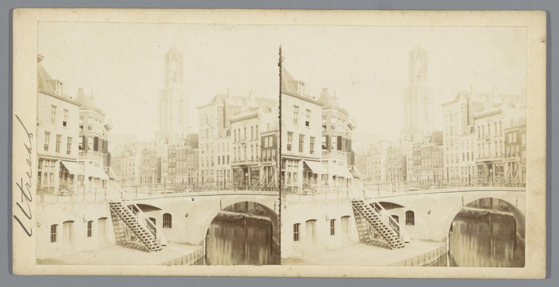 Gezicht op de Oudegracht met de Dom en de Bakkerbrug, Utrecht by Pieter Oosterhuis