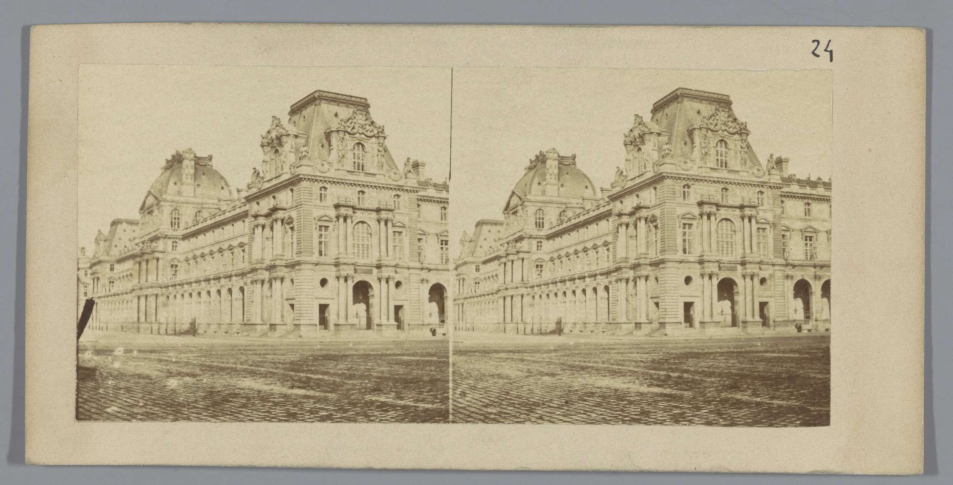 Exterieur van het Louvre, Parijs by Anonymous