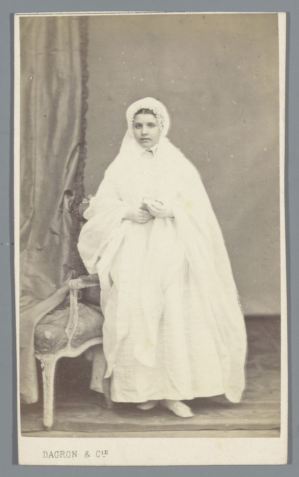 Portret van een onbekend meisje in witte communiejurk by Dagron et Cie.