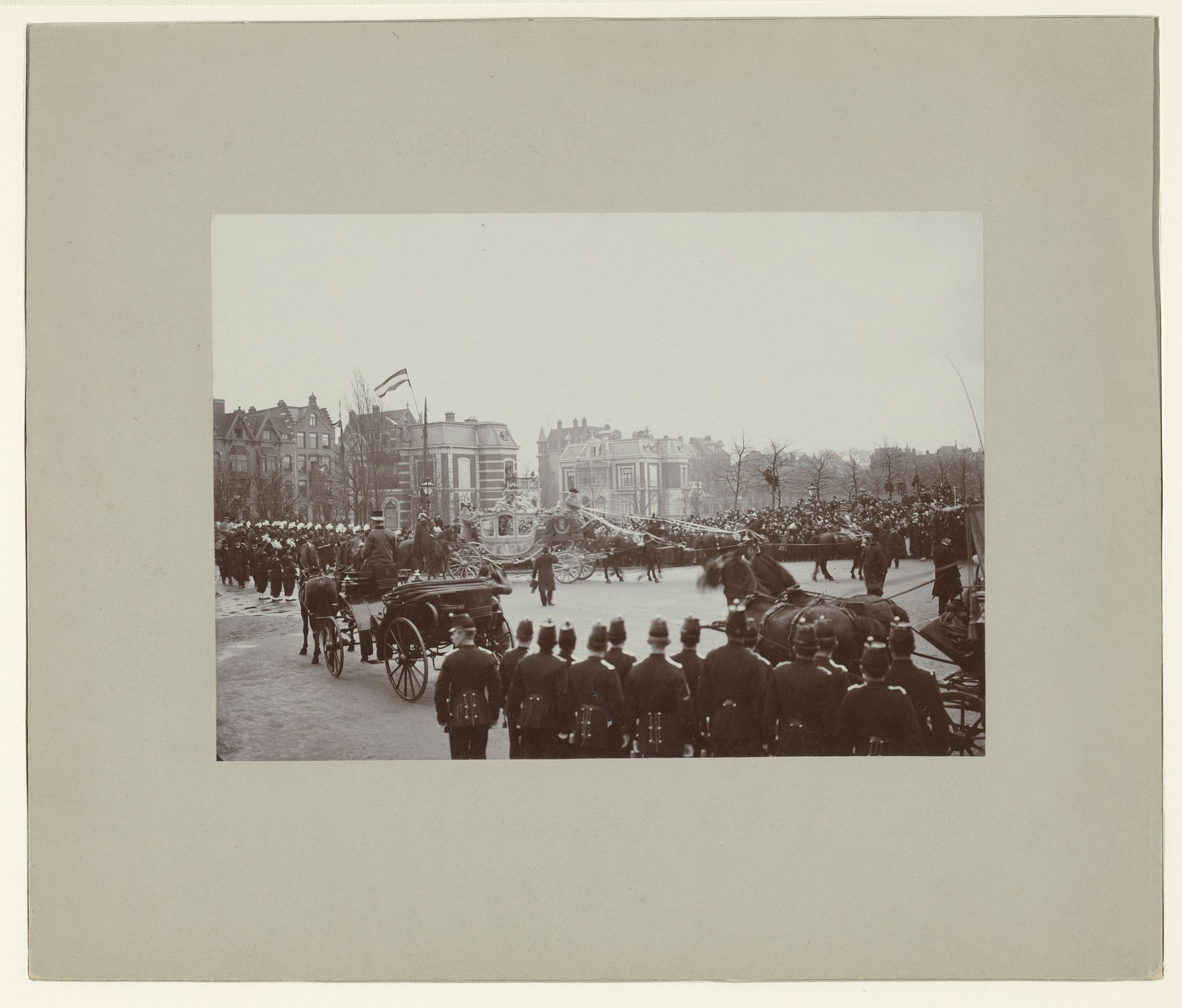 De Gouden Koets voor het Rijksmuseum bij de inhuldiging van koningin Wilhelmina by Albert Greiner