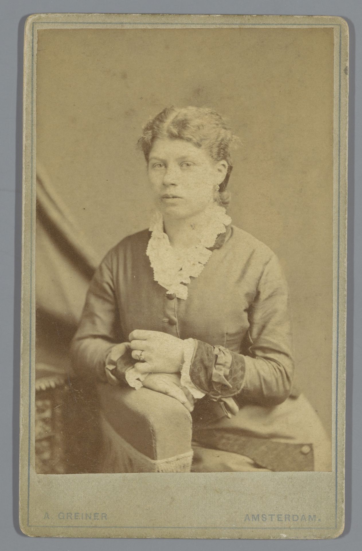 Portret van een onbekende vrouw by Albert Greiner