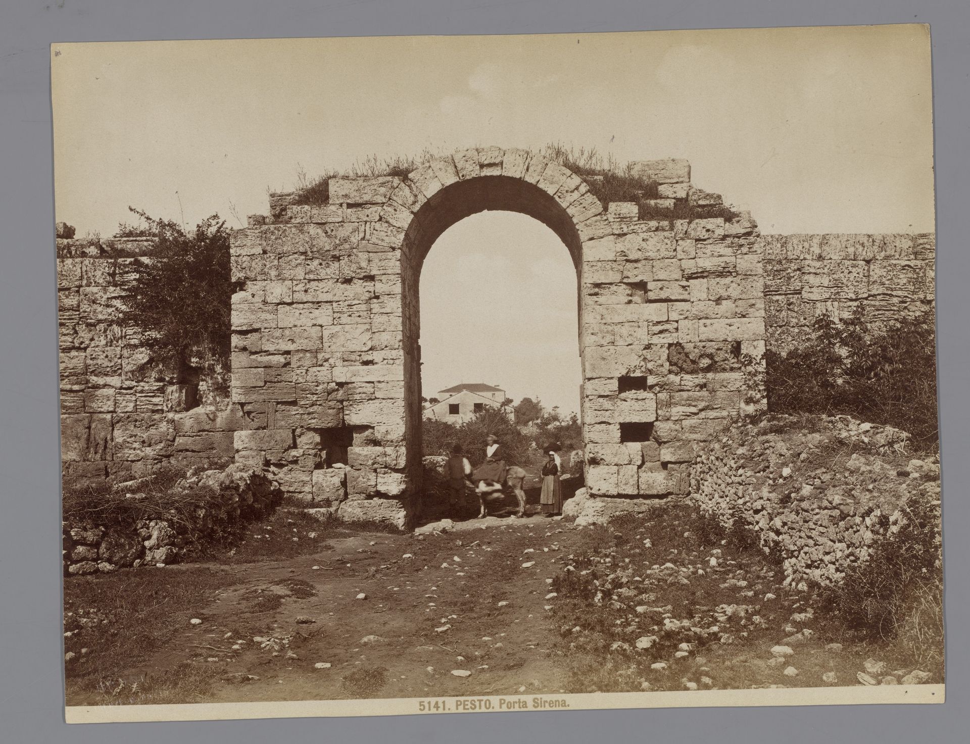 Porta Sirena te Paestum by Giacomo Brogi