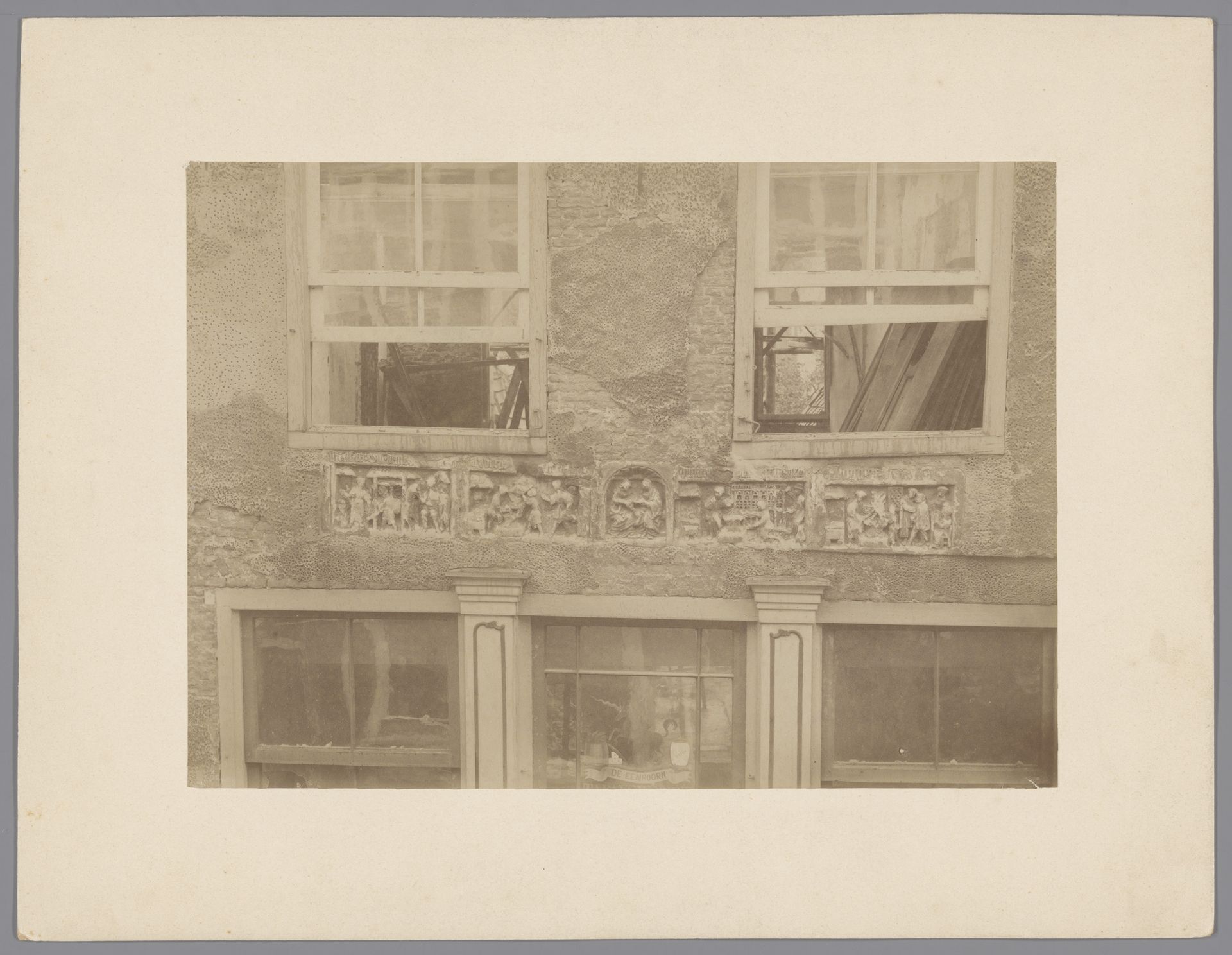Reliëf op de façade van een huis in de Westluidensestraat te Tiel by anoniem (Monumentenzorg)