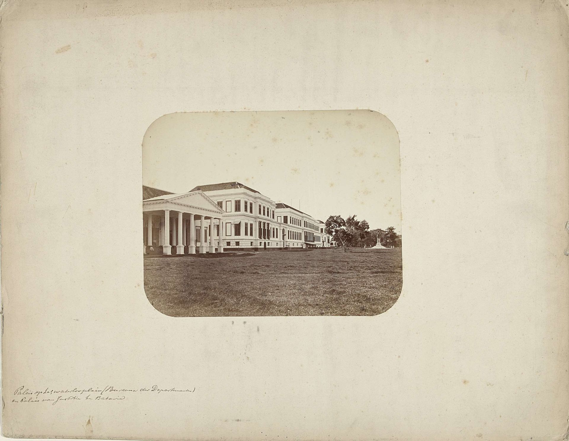 Regeringsgebouwen aan het Waterlooplein te Batavia by Woodbury & Page