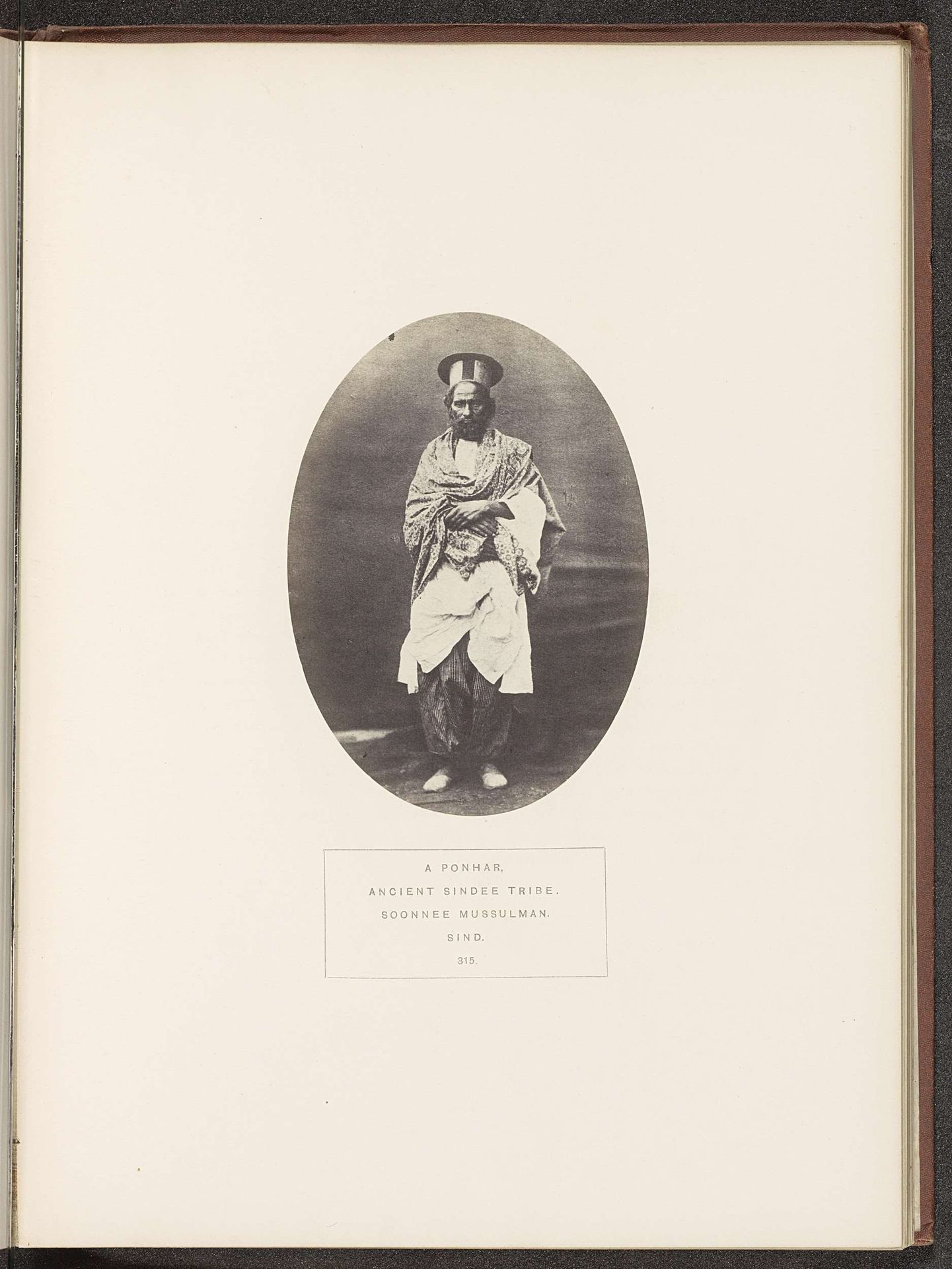 Portret van een onbekende man van de Ponhar-stam uit Sindh by Henry Charles Baskerville Tanner