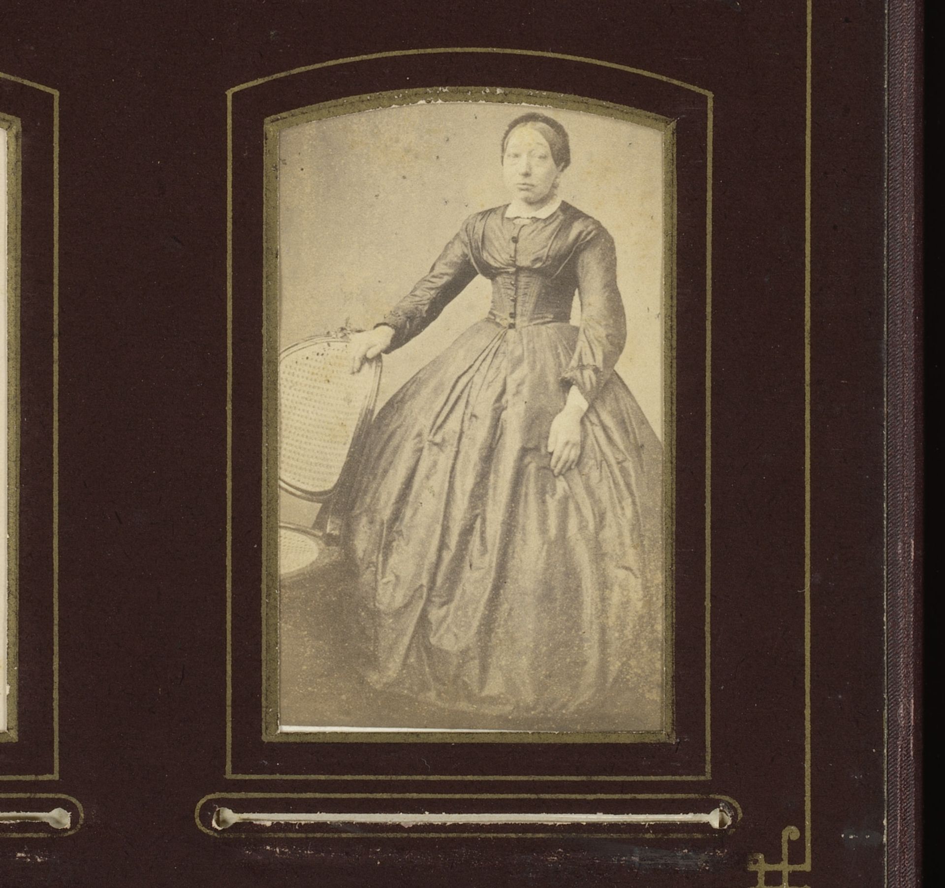 Portret van een staande vrouw bij een stoel by Frederik Caland