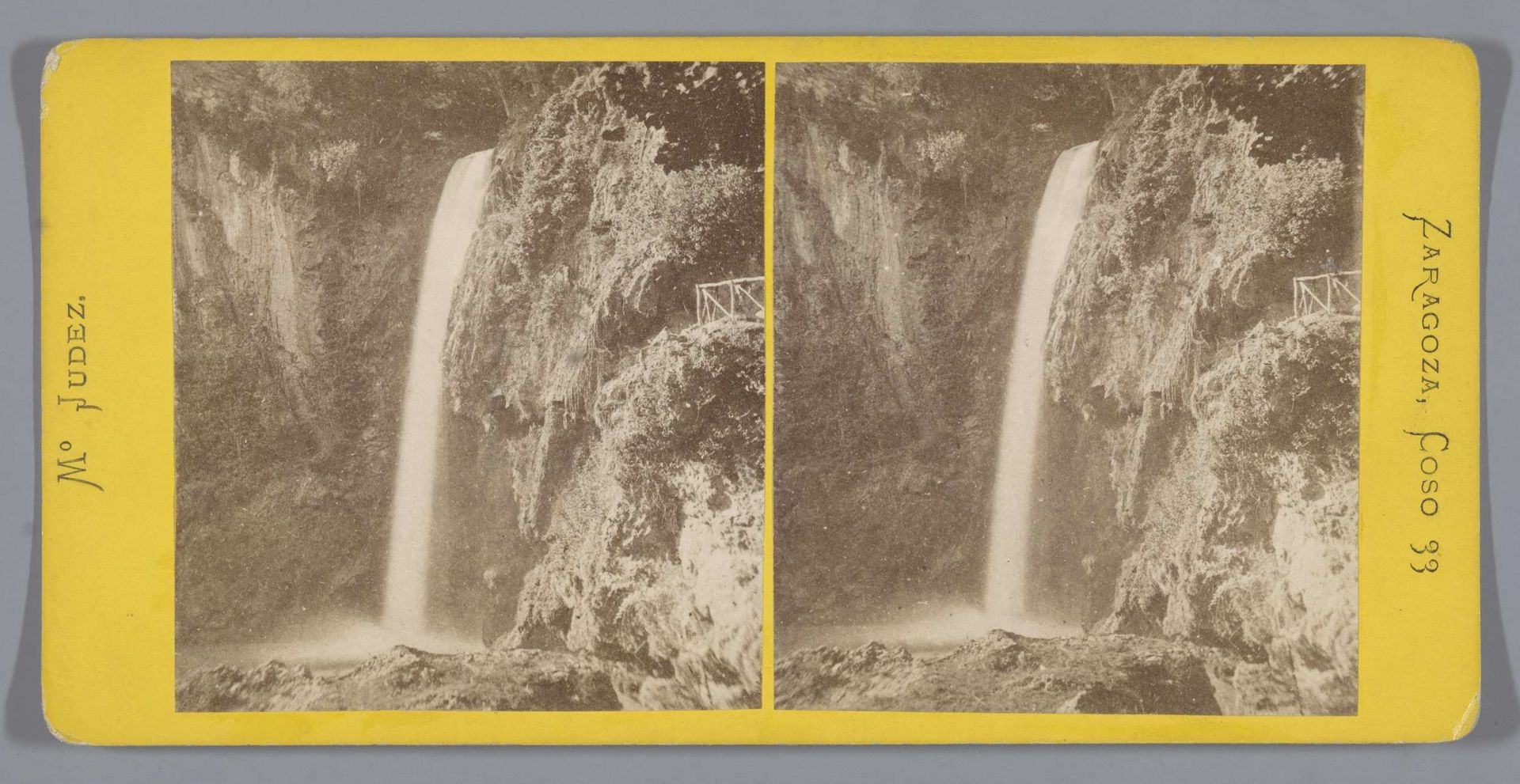Waterval in het park van het Monasterio de Piedra by M. Judez