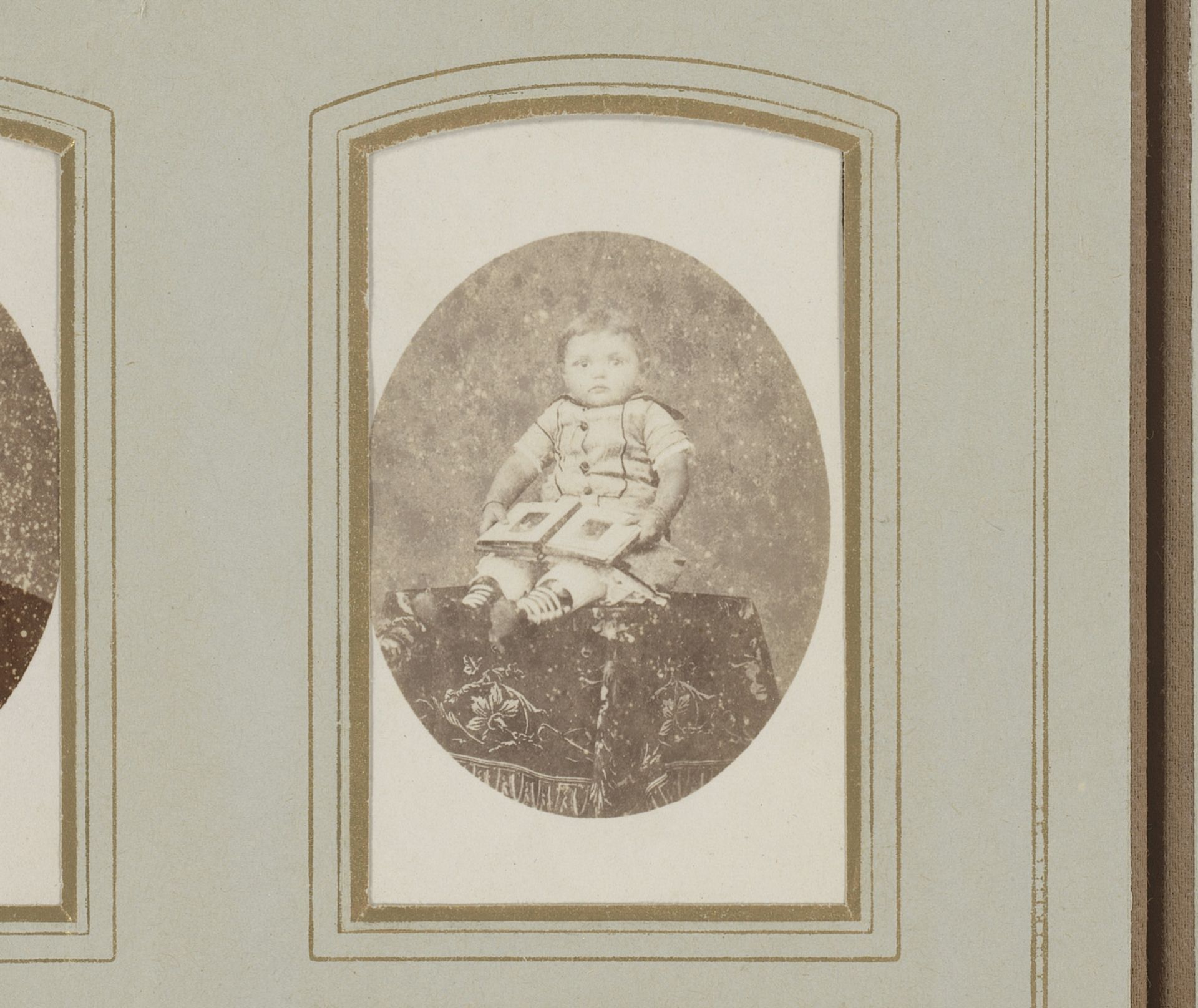 Portret van een baby met boek by Nicolaas Jelles van Ulsen