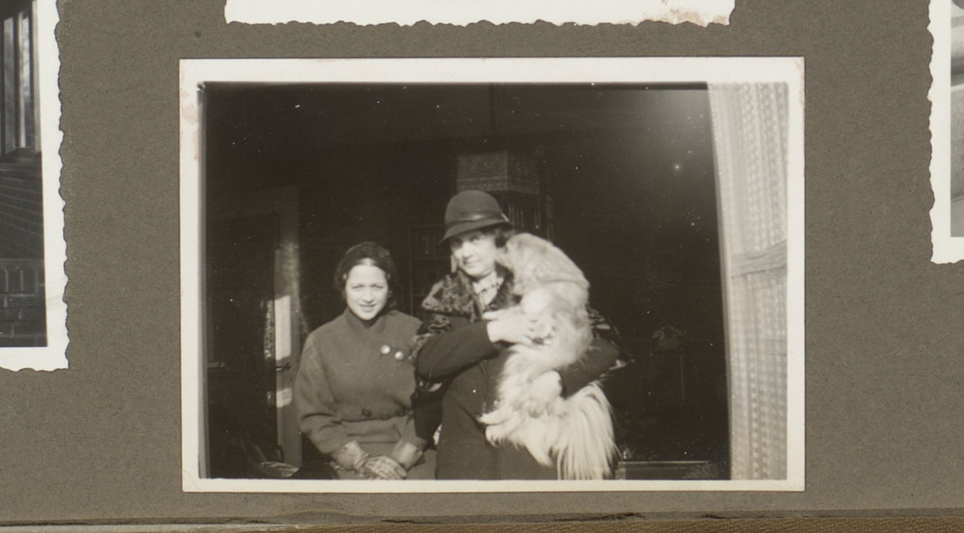 Wilhelmina van Zijll de Jong en Henriëtte Wassink met een hond by Anonymous