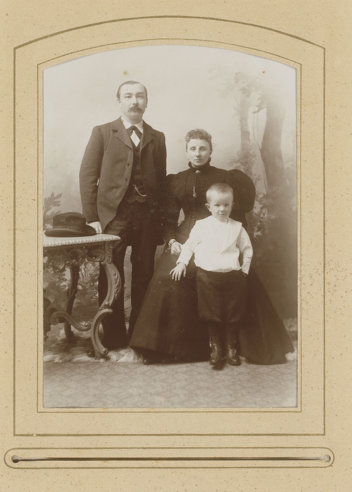 Groepsportret met een man, vrouw en jongen by E. Visser von Weeren