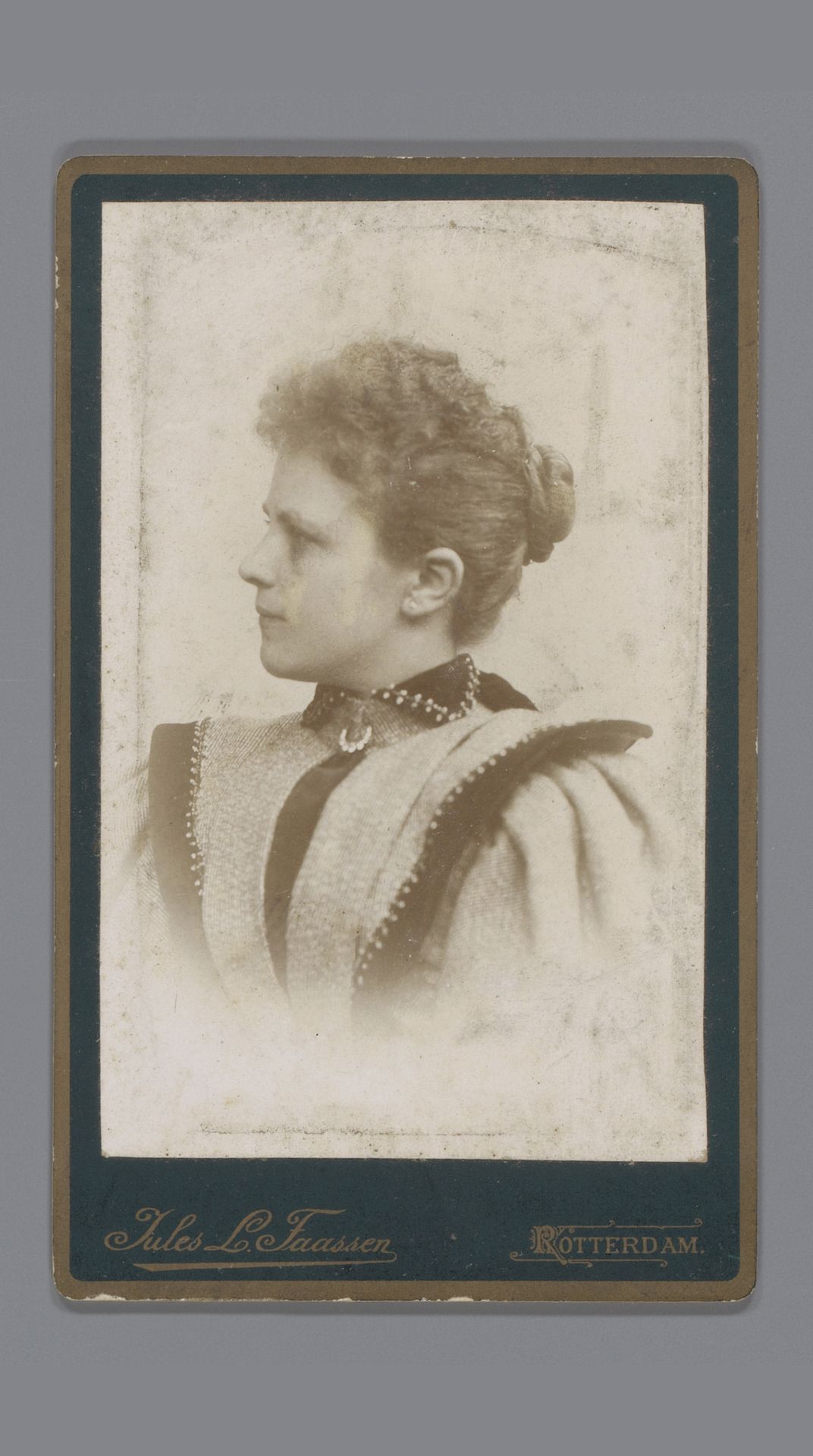Portret van een onbekende vrouw by Jules Louis Faassen
