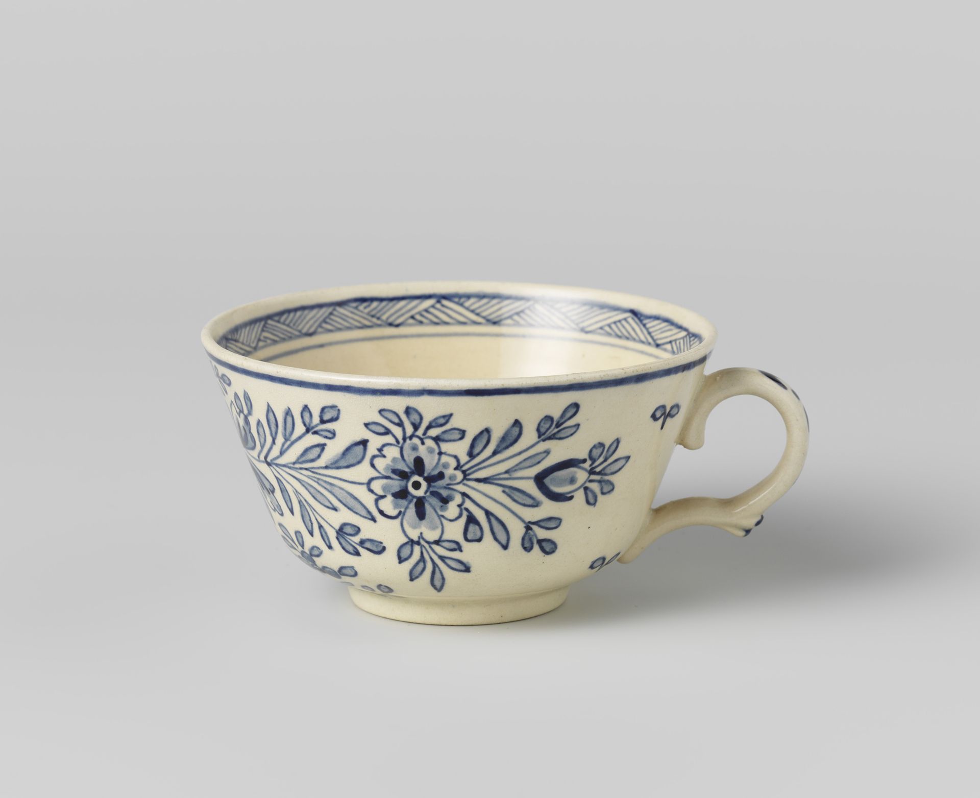 Kop, beschilderd met bloemen by De Porceleijne Fles