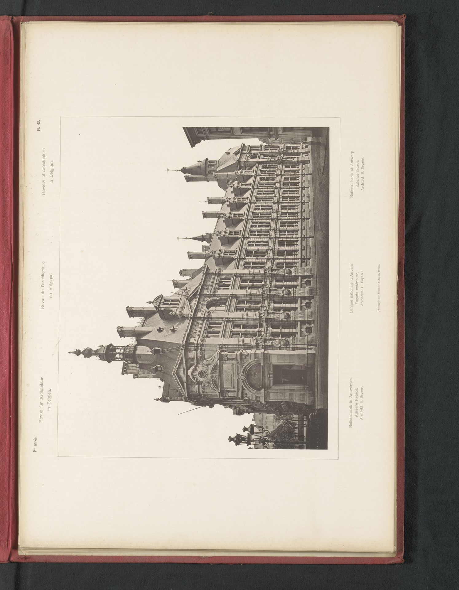 Gezicht op het gebouw van de nationale bank in Antwerpen, België by Römmler & Jonas