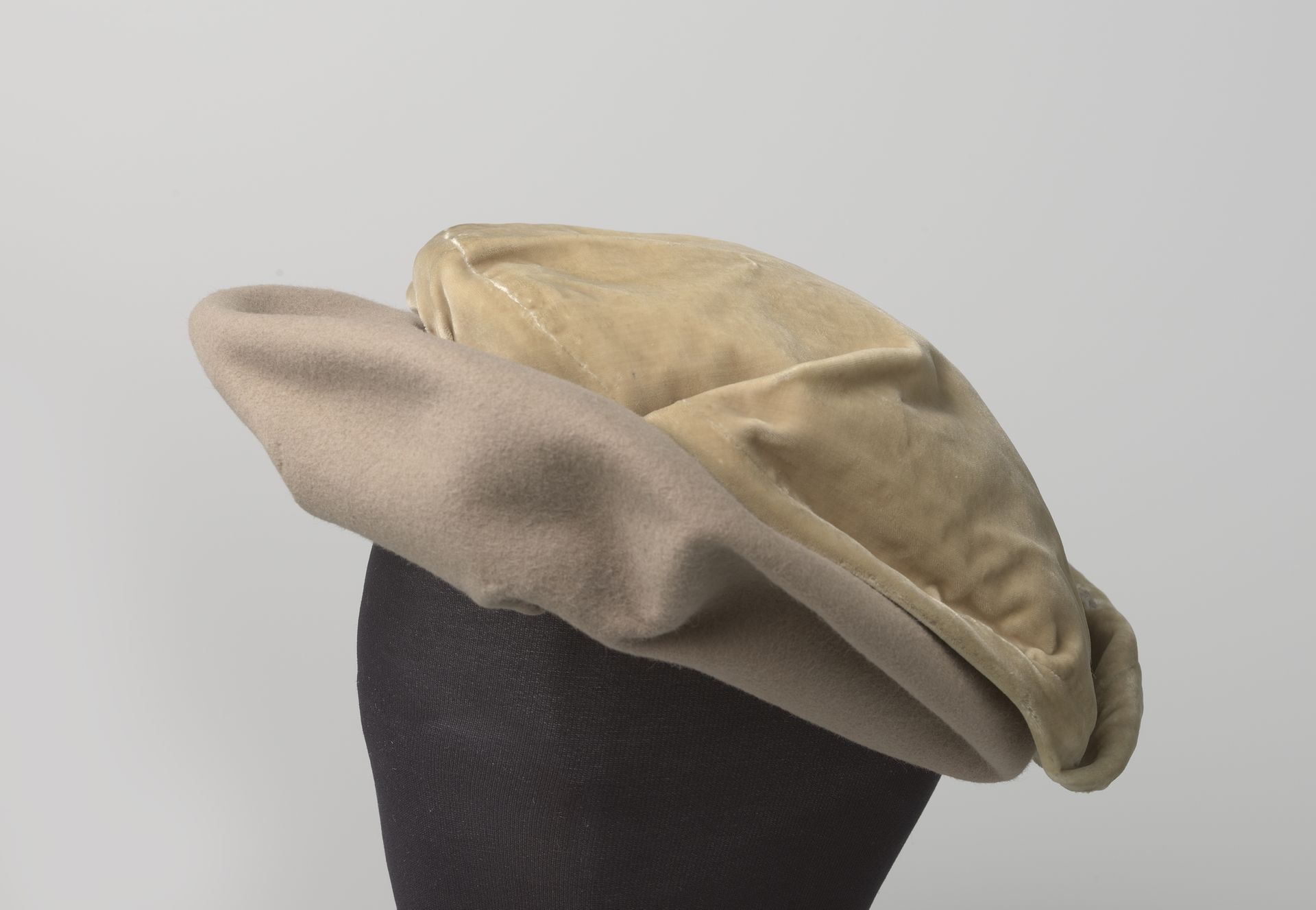 Baret met een bol van leverkleurig zijden fluweel en een rand in dezelfde kleur vilt by Maud & Nano
