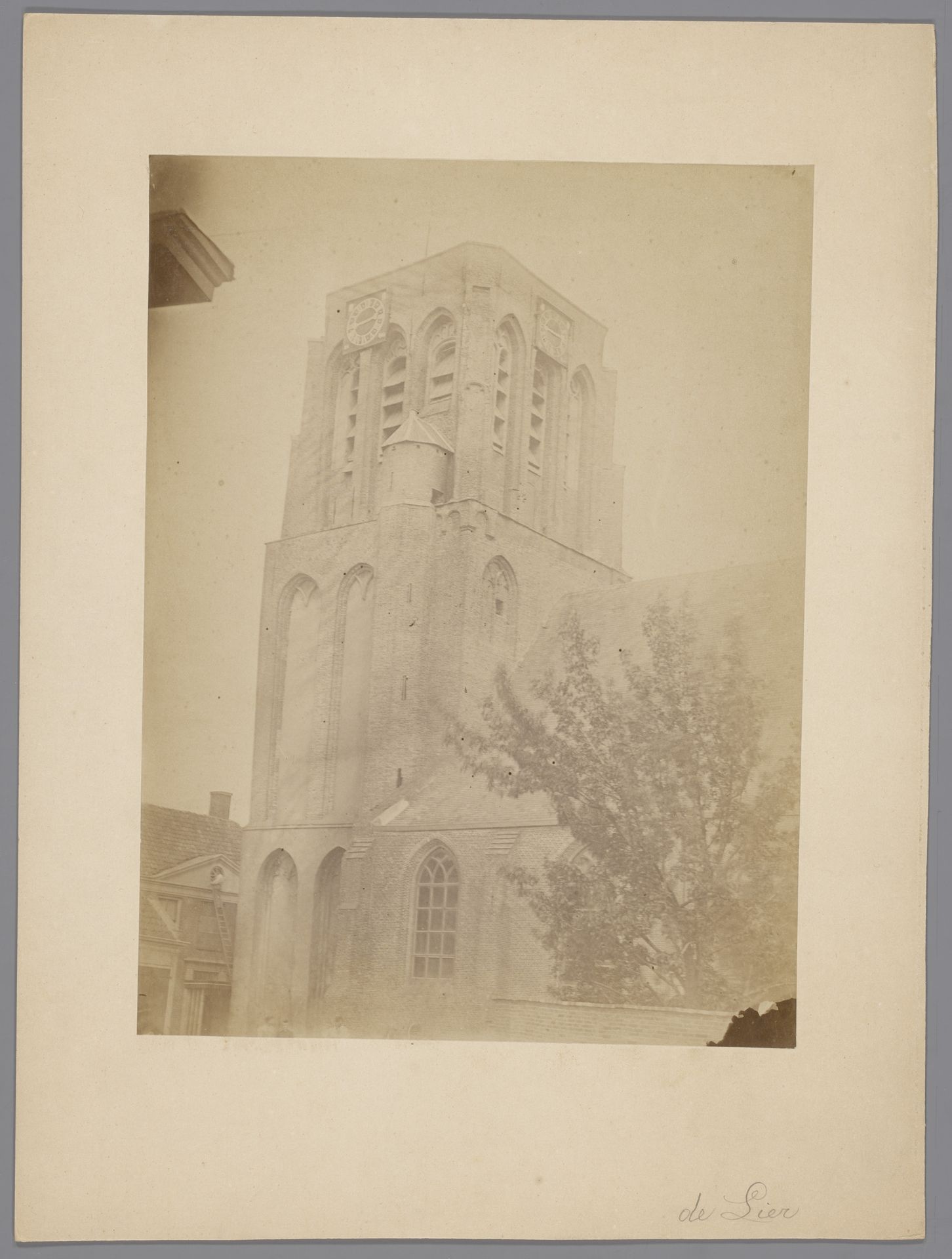 Gezicht op een kerktoren in De Lier by anoniem (Monumentenzorg)