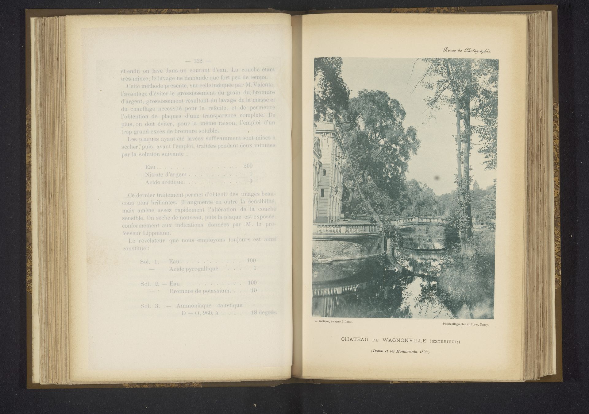 Gezicht op een landhuis aan het water te Wagonville by Augustin Boutique
