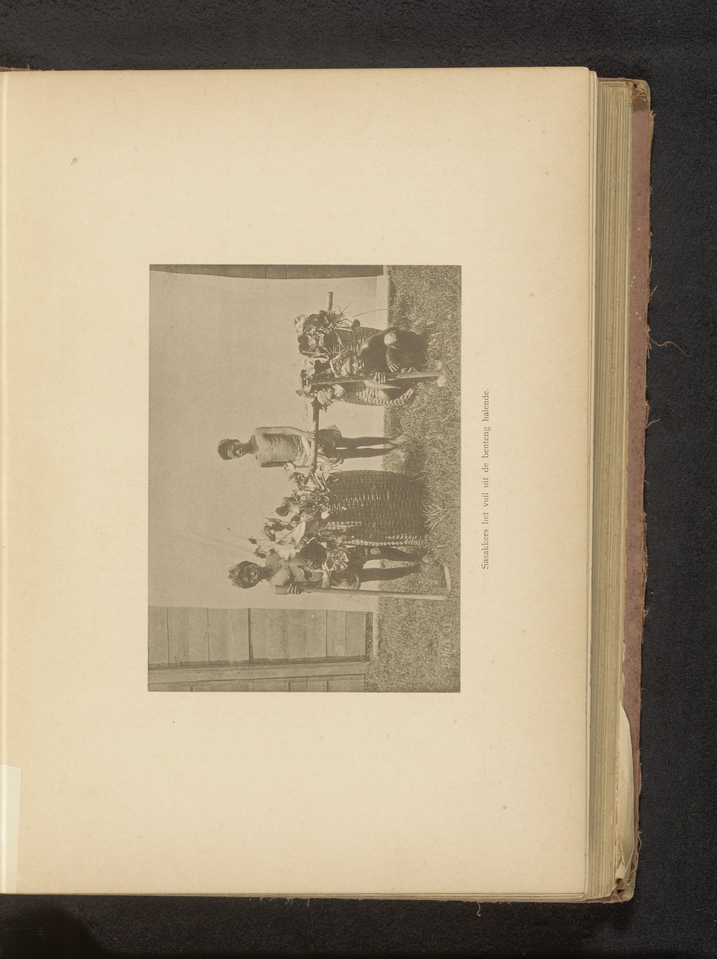 Drie onbekende jonge mannen met volle manden by Christiaan Johan Neeb