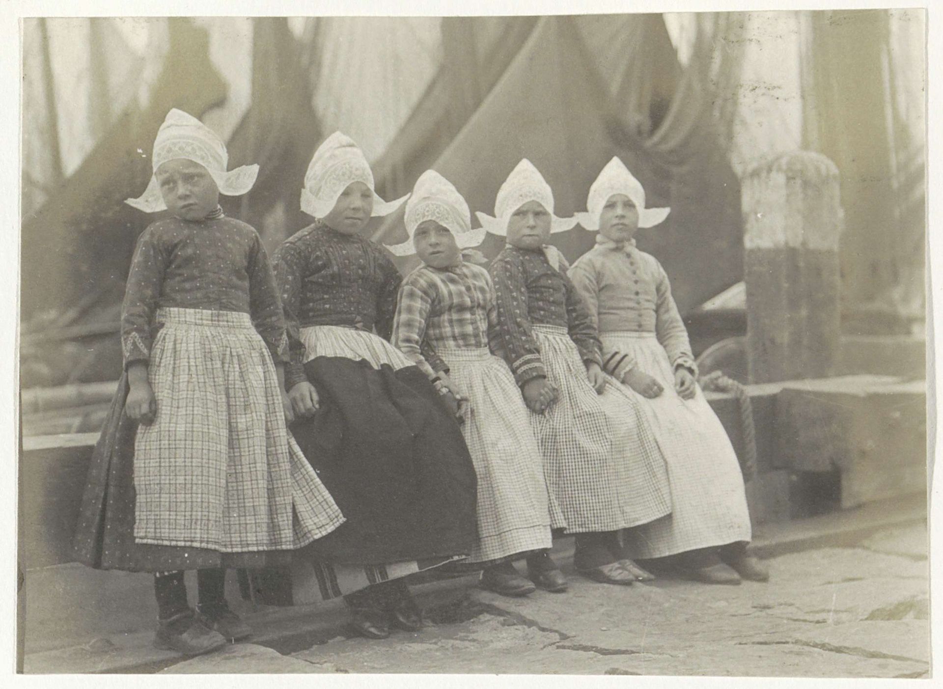 Groepsportret van vijf meisjes in klederdracht, vermoedelijk in Volendam by G. Hidderley