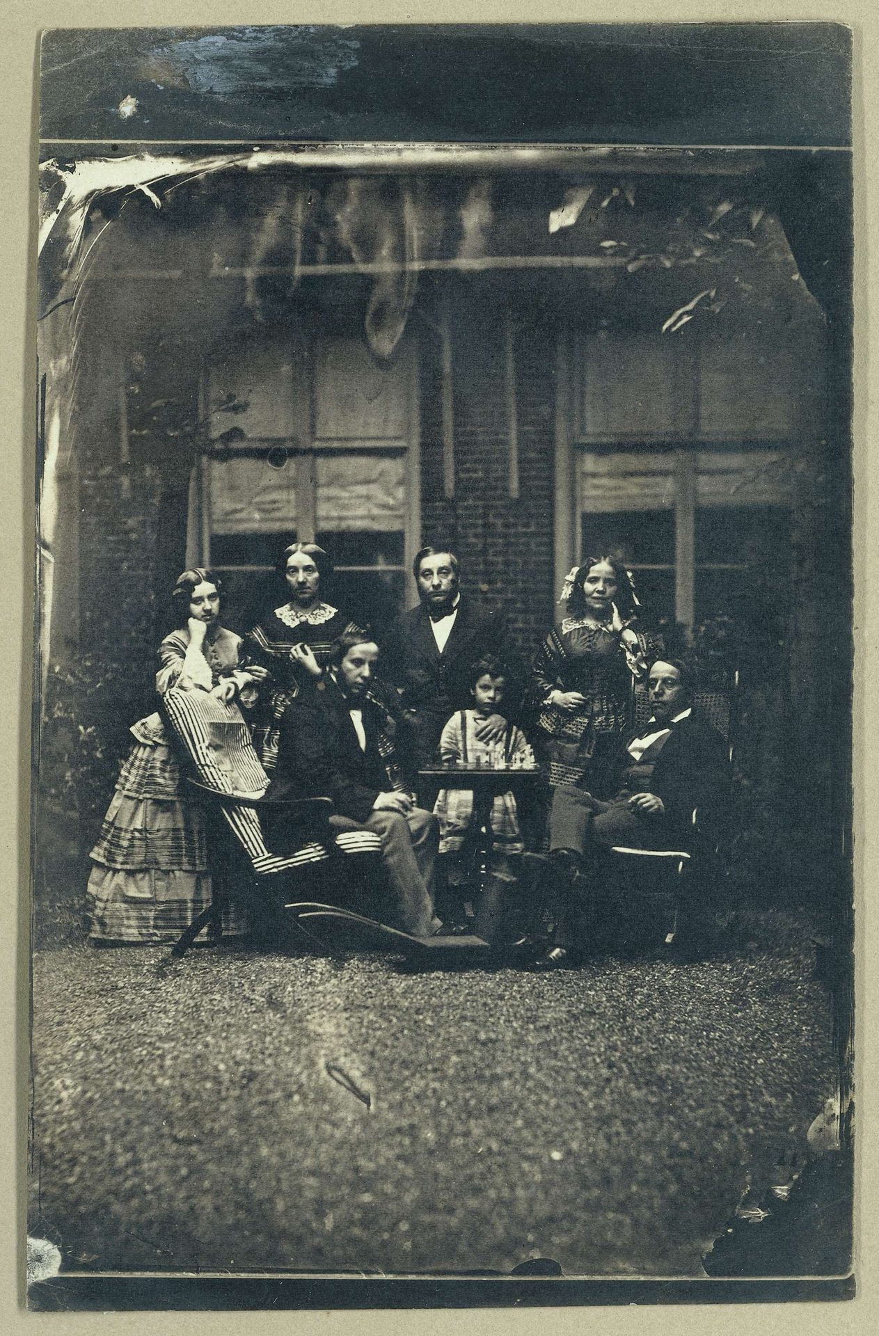 Groepsportret van de families Asser en Oppenheim in een tuin by Eduard Isaac Asser