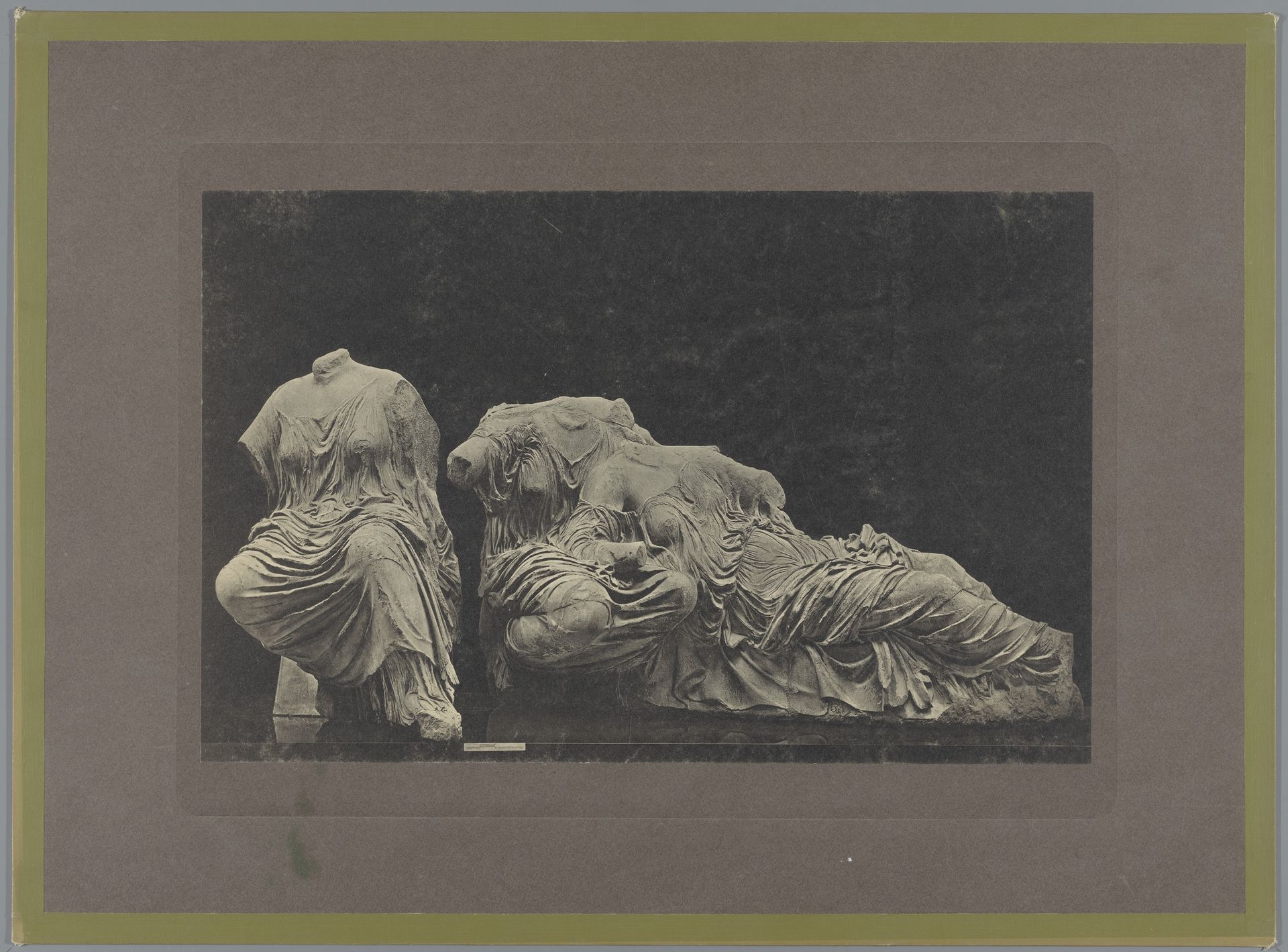 Sculpturen van drie vrouwen, afkomstig van de oostgevel van het Parthenon te Athene by Anonymous