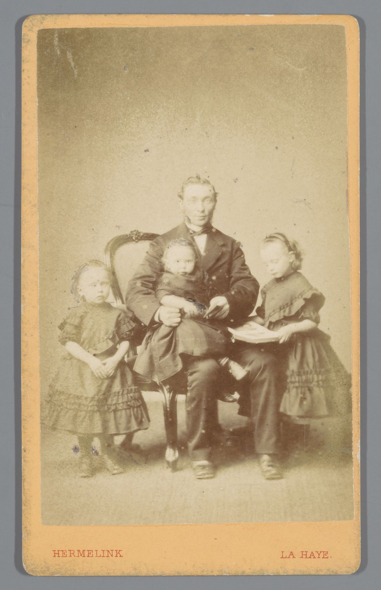 Portret van een onbekende man met drie kinderen by Christiaan Martinus Jan Hermelink