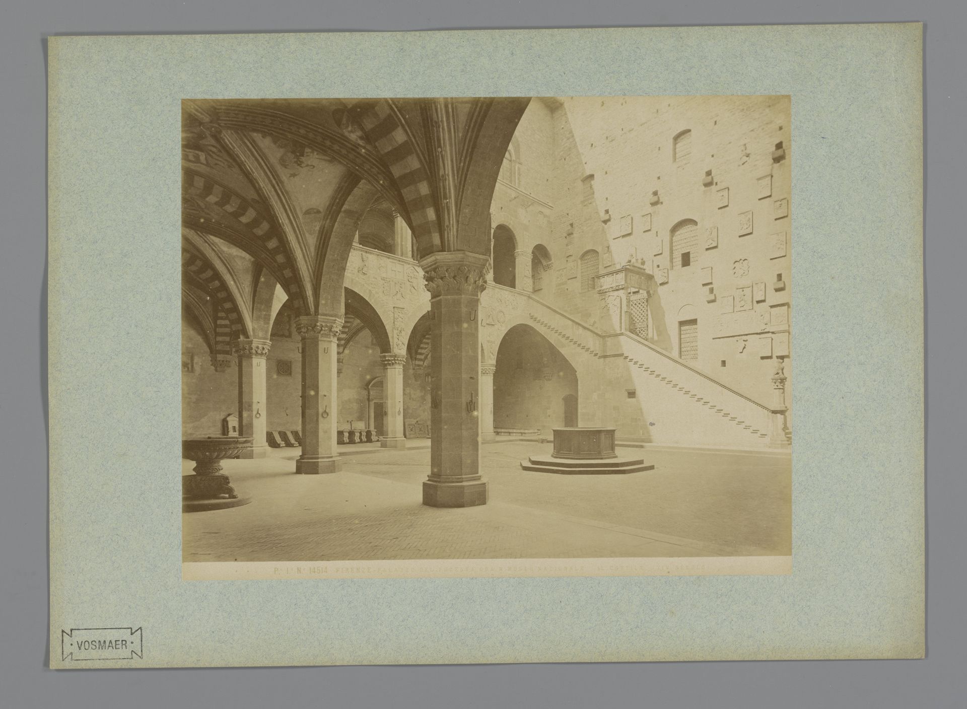 Gezicht op de binnenplaats van het Nationaal Museum Bargello te Florence, Italië by Fratelli Alinari