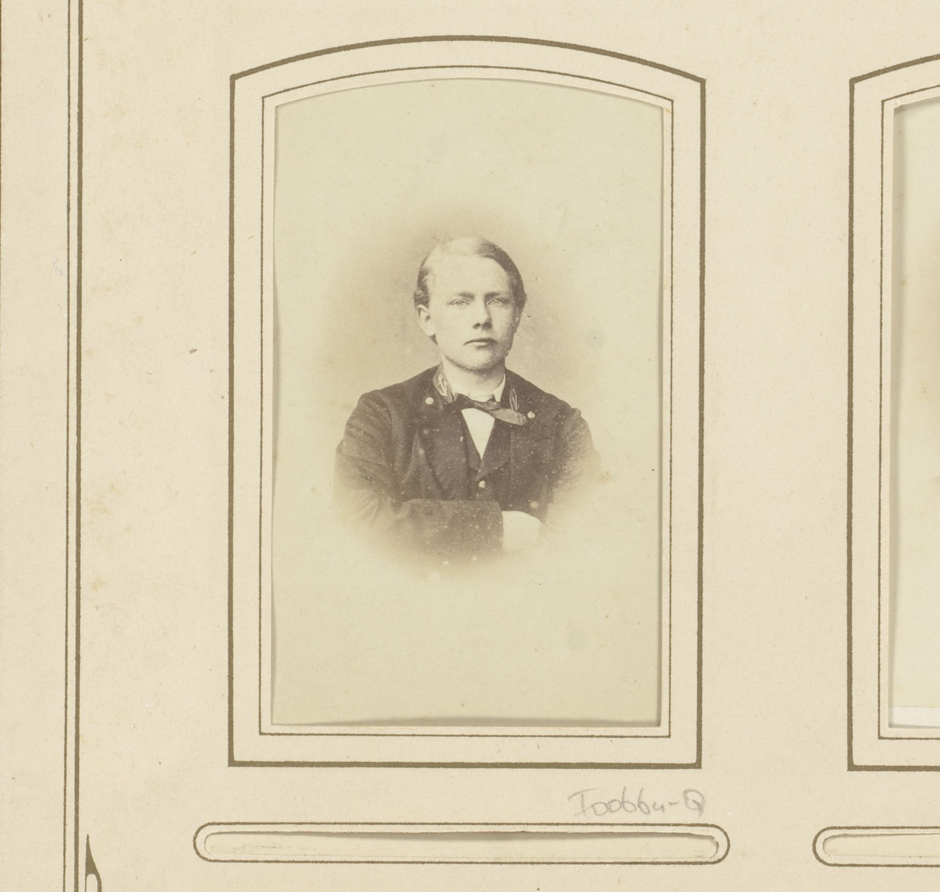 Portret van een jongeman met insignes op jas by Gebr. Kerremans