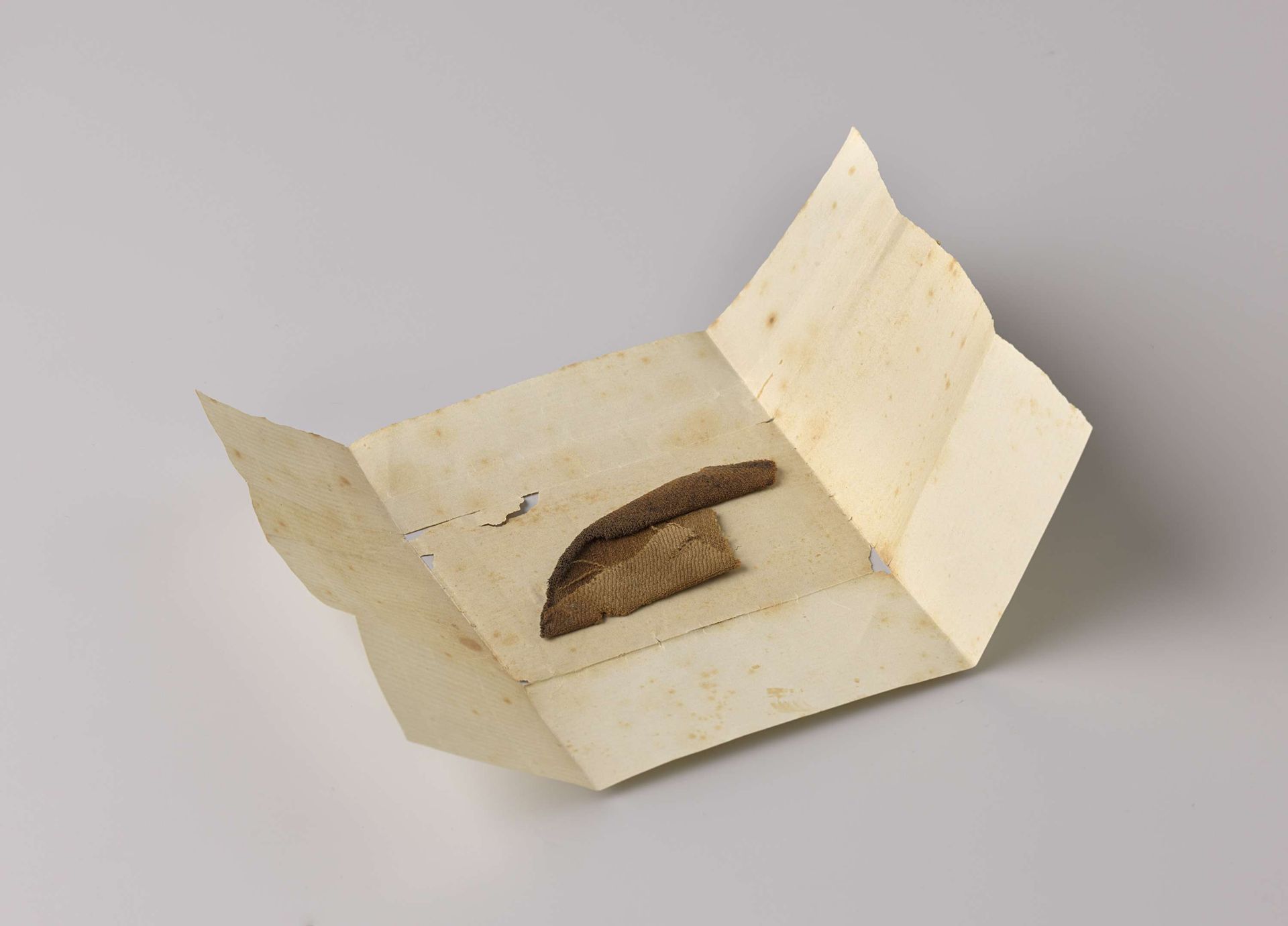 Laken, fragment, en een stukje gebreide wol genomen uit het graf van Cornelis Evertsen by Anonymous