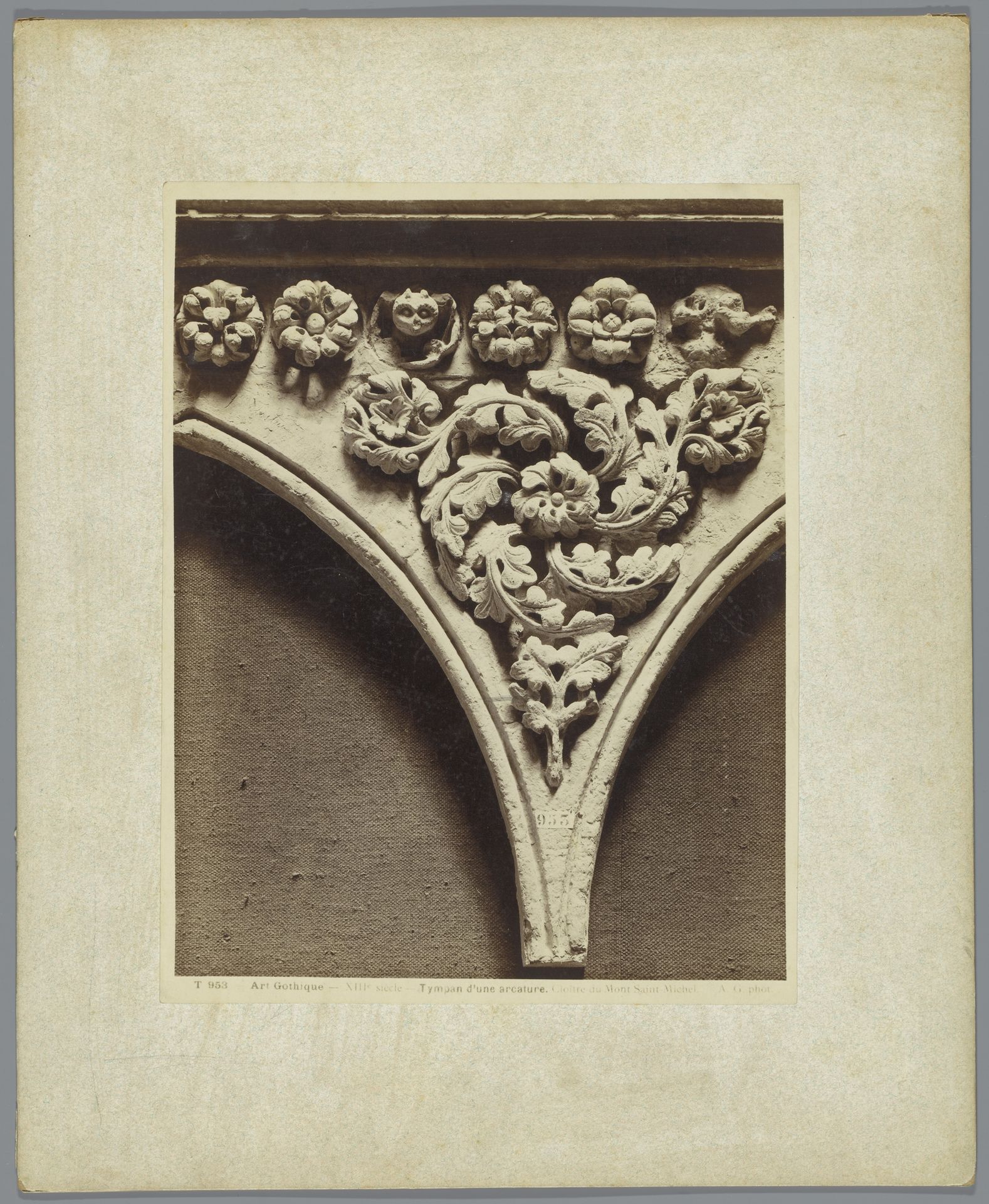 Afgietsel van een timpaan met bloemmotief van het Klooster van Mont Saint-Michel by Adolphe Giraudon