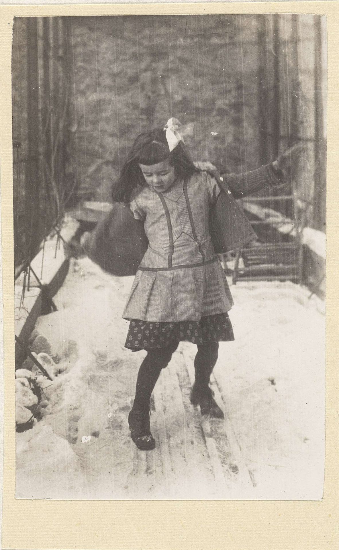 Marba Titzenthaler, dochter van de fotograaf, glijdend over de sneeuw op het dakterras van het woonhuis in de Friedrichstrasse, Berlijn by Waldemar Titzenthaler