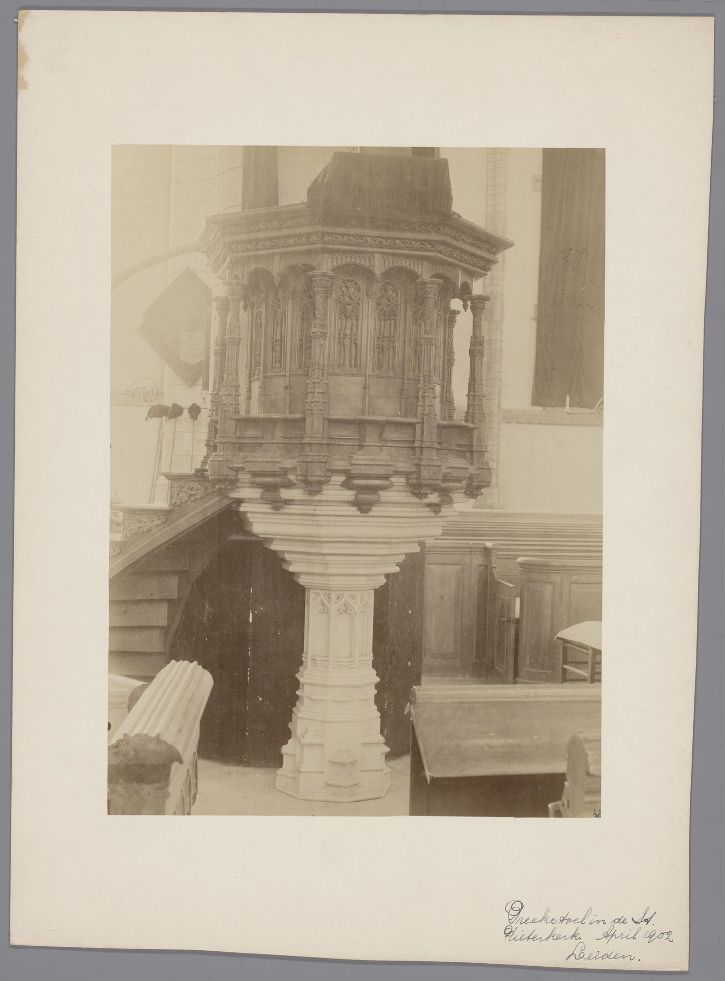 Preekstoel van de Pieterskerk te Leiden by anoniem (Monumentenzorg)