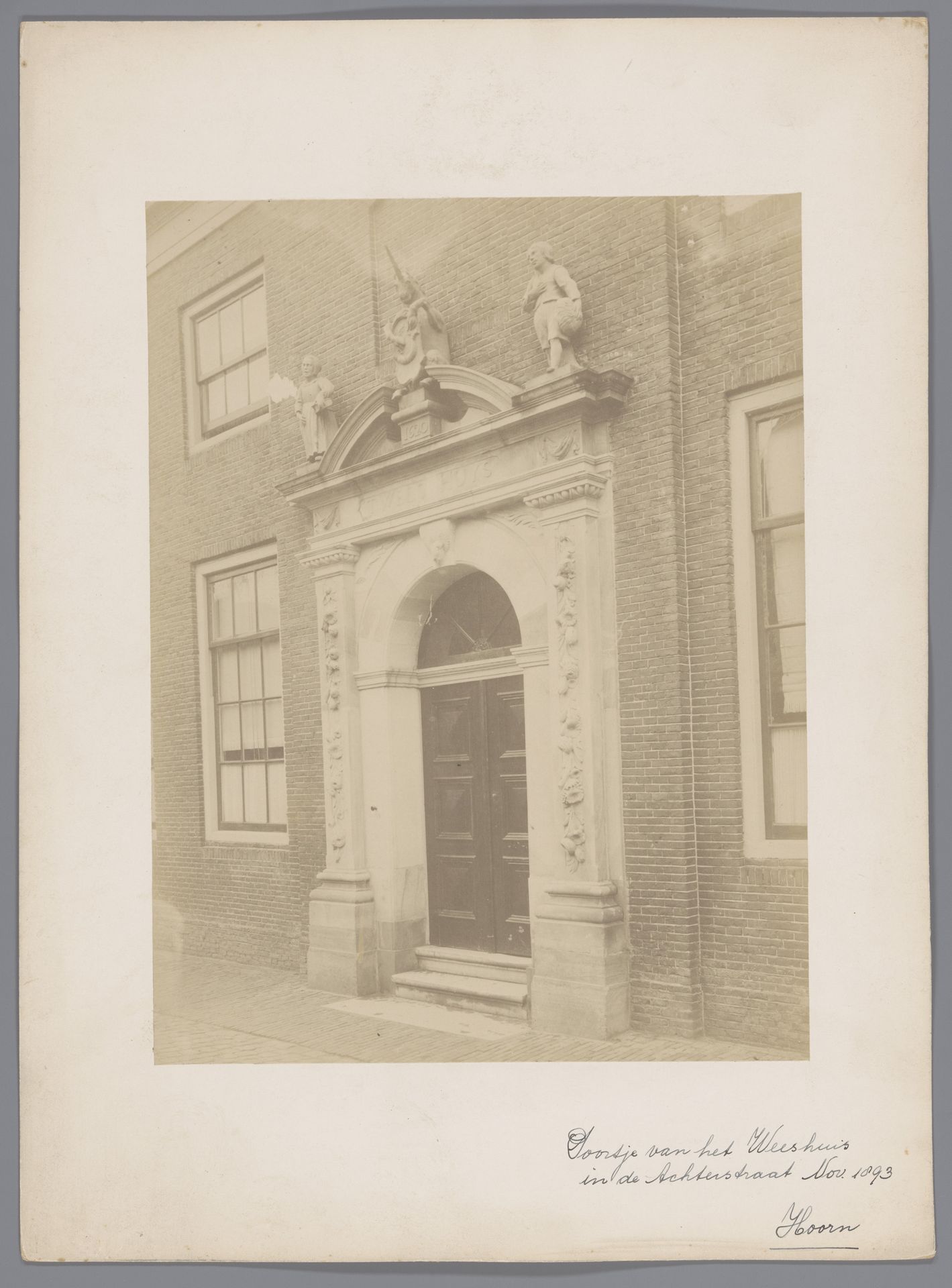 Poort van het Weeshuis op Achterstraat 4-6 te Hoorn by anoniem (Monumentenzorg)