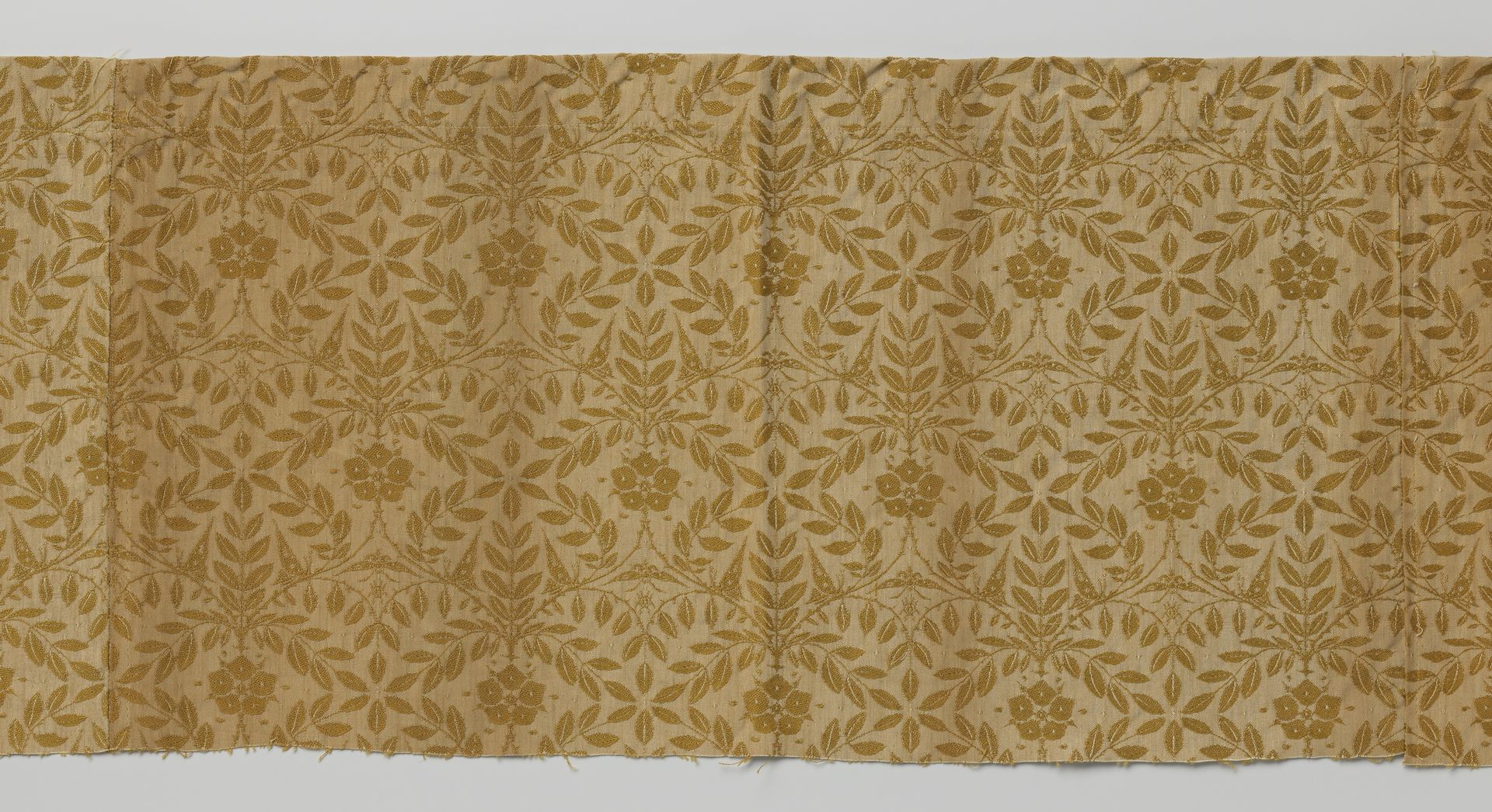 Fragment van wandbespanning of gordijnstof met patroon van bloemen, bladeren en insecten by Theo Nieuwenhuis