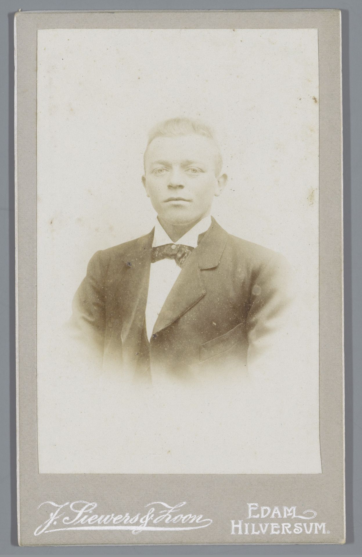 Portret van een onbekende man by J. Siewers & Zoon
