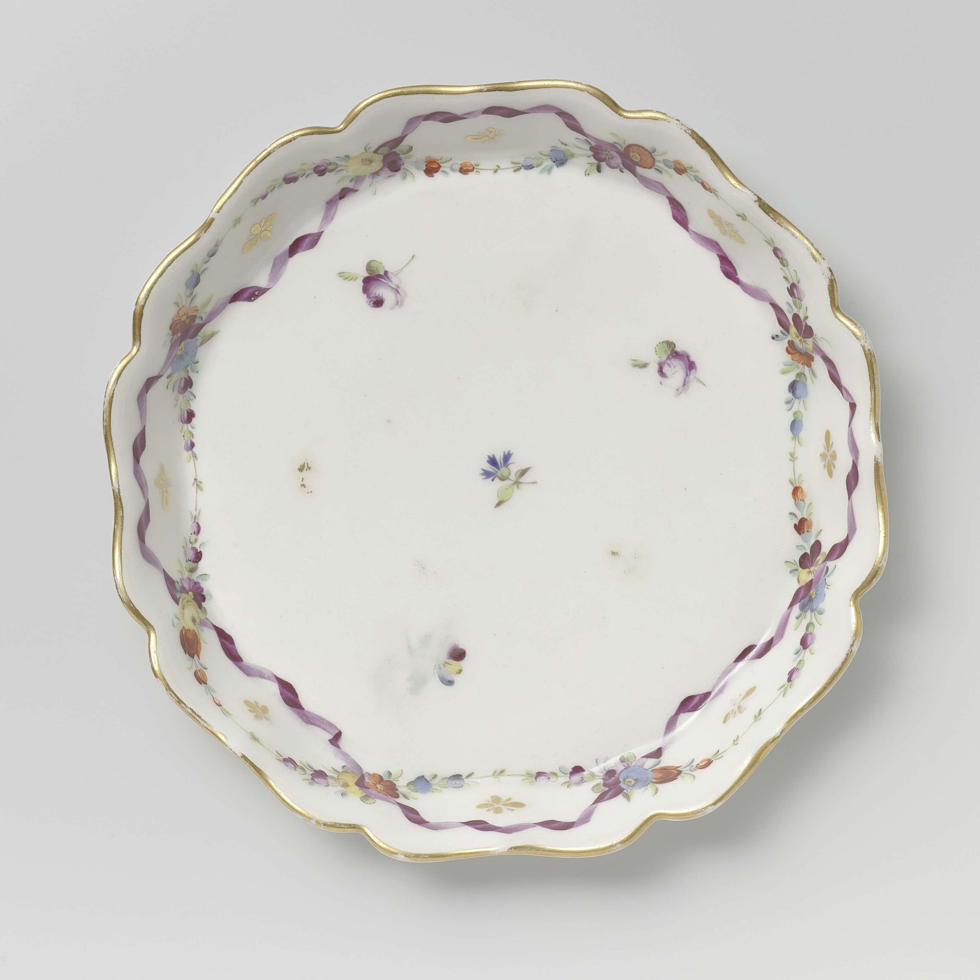 Pattipan, beschilderd met strooibloemen en gouden lovertjes by Koninklijke Porseleinfabriek Dommer & Co.