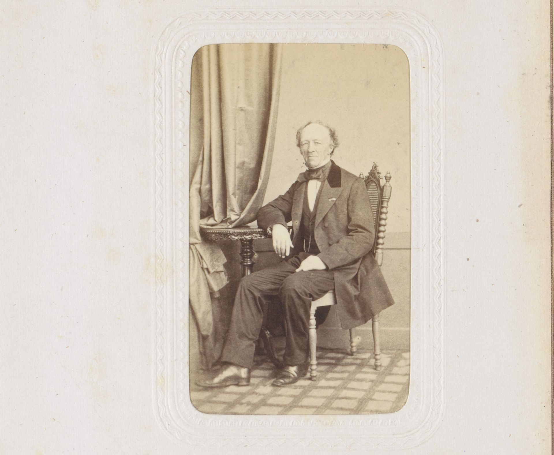 Portret van een zittende man aan een tafel, aangeduid als Fosfordeux by W. (I) Mayer