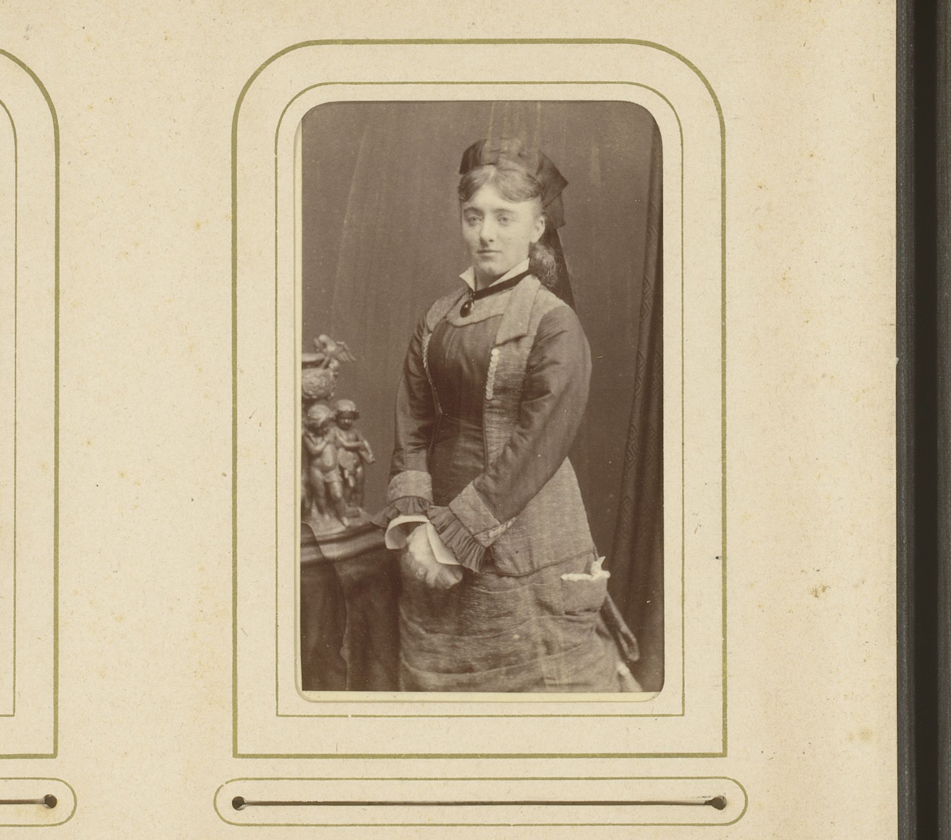Portret van een staande vrouw by Johannes Ephraim
