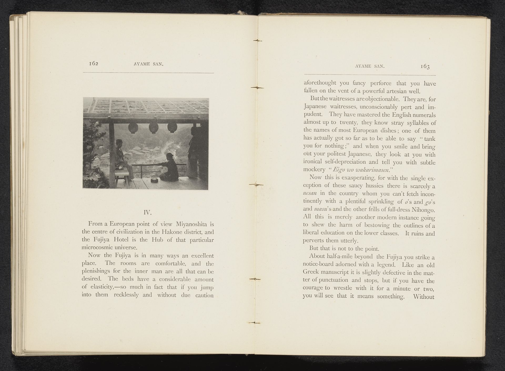 Drie vrouwen in een prieel op een heuvel te Japan by William Kinnimond Burton