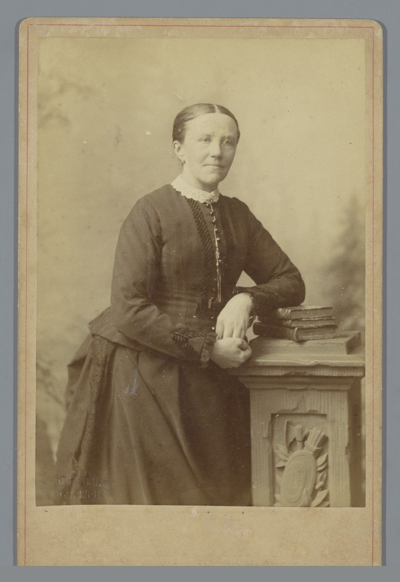 Portret van een onbekende vrouw by Albert Greiner
