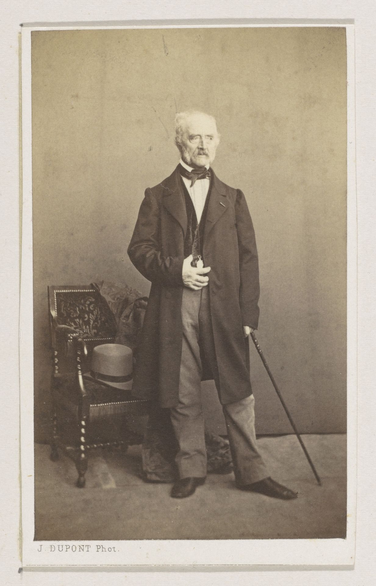 Portret van de schilder Ignatius Josephus Van Regemorter, ten voeten uit by Joseph Dupont