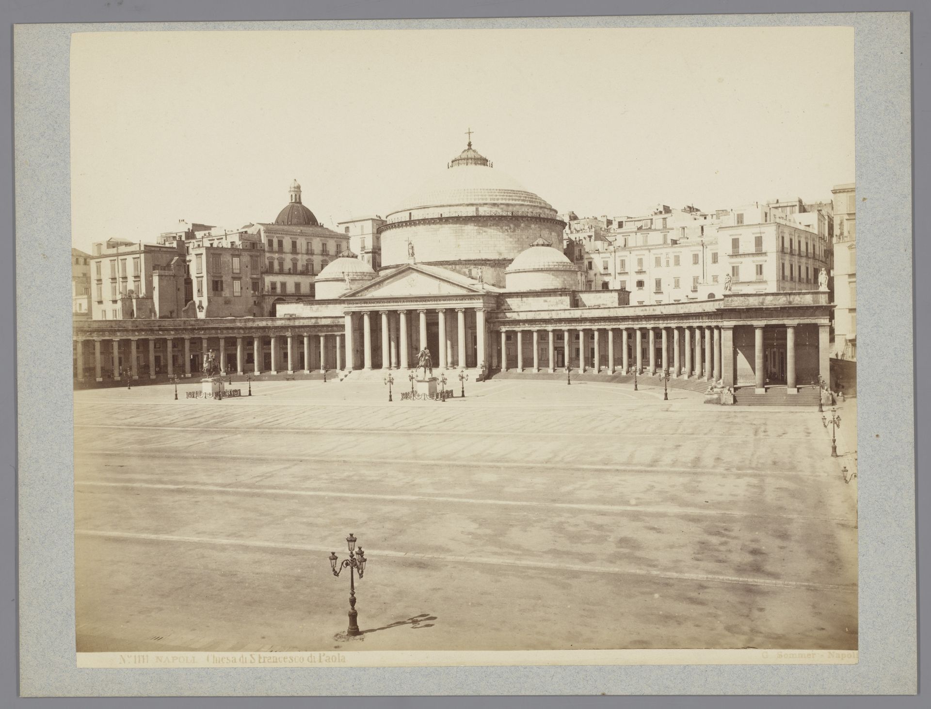 Exterieur van de Koninklijke en pauselijke basiliek Franciscus van Paola te Napels by Giorgio Sommer