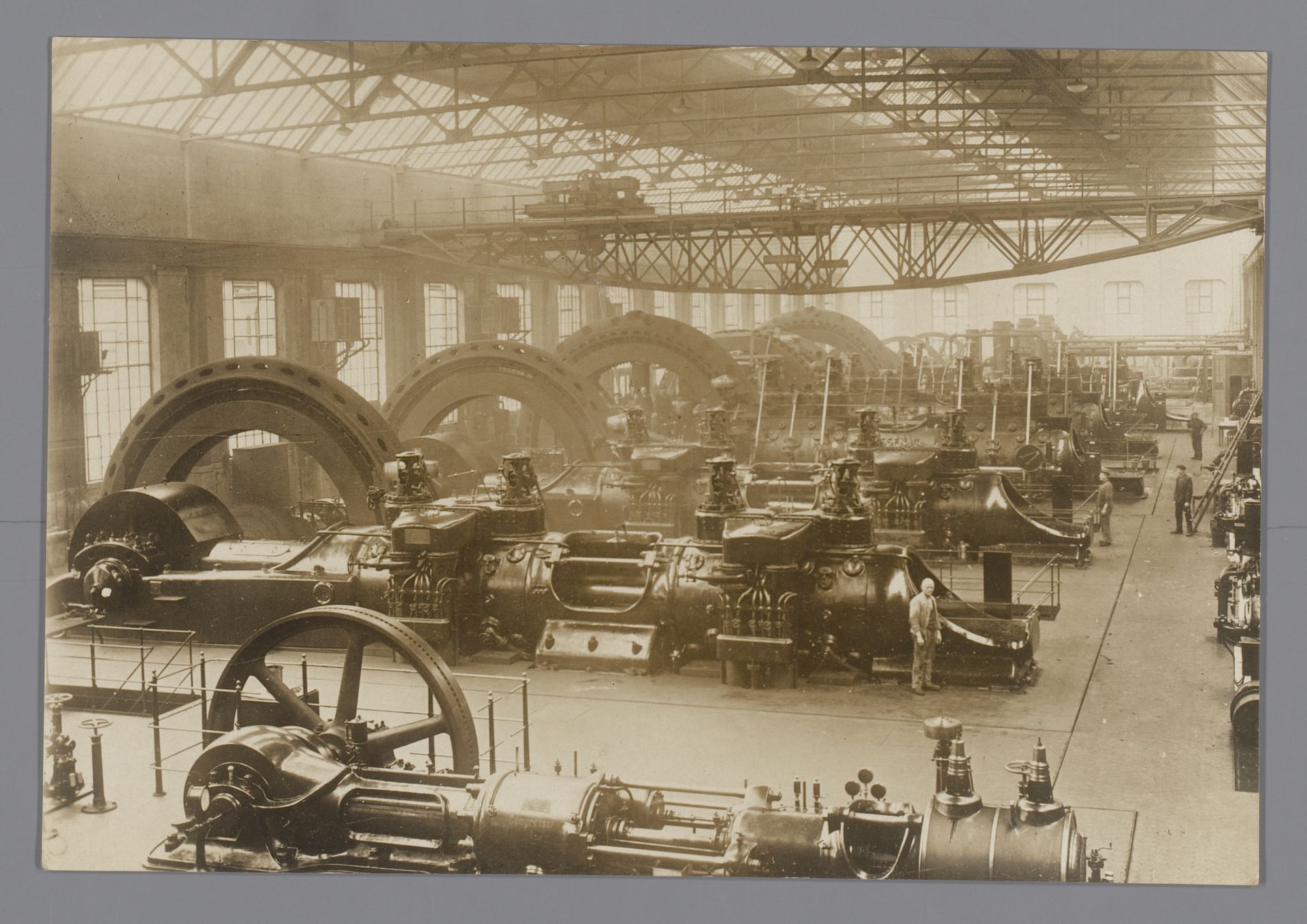 Fabriekshal met machines en apparatuur, Duitsland by A. Gross