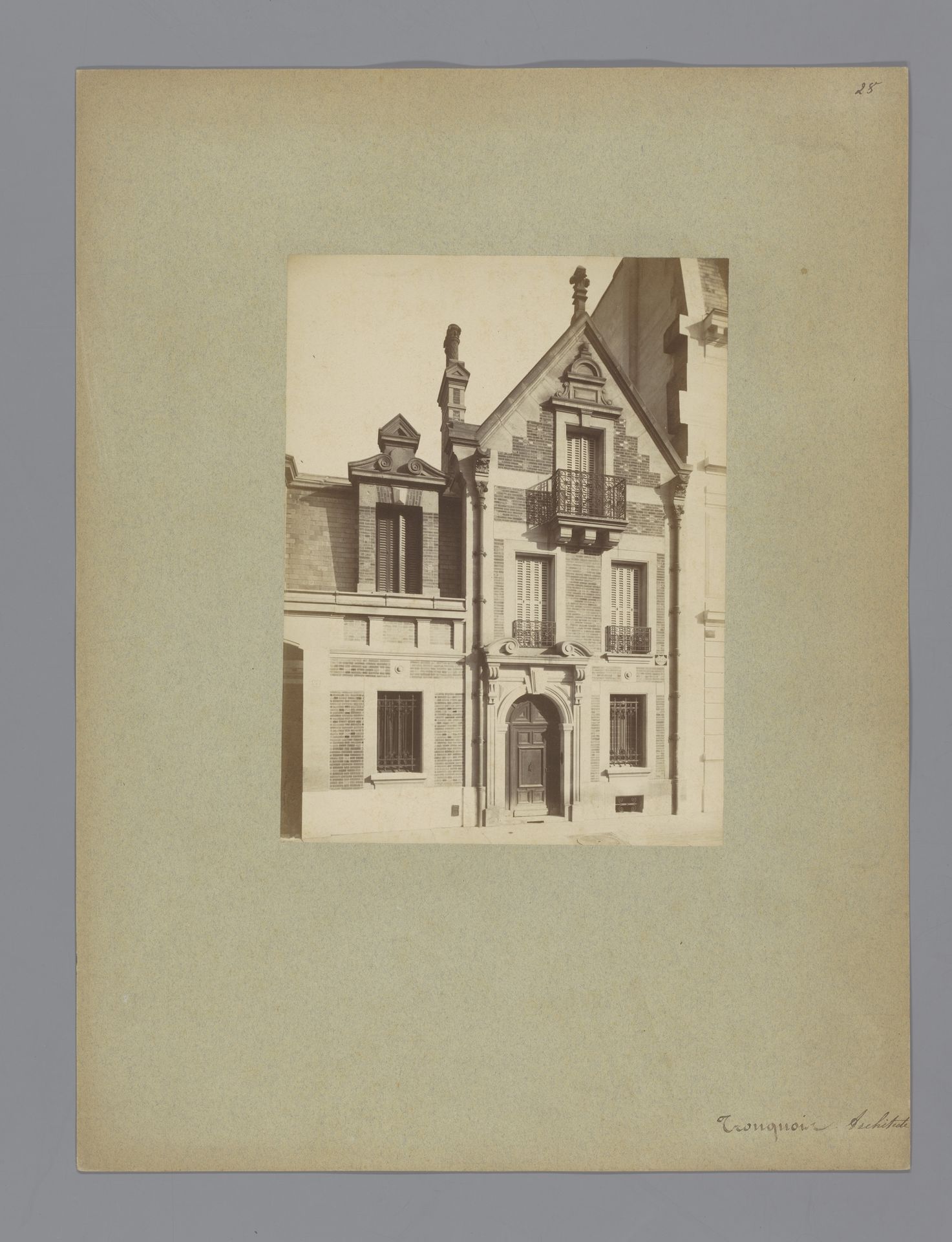 Façade van een woonhuis in Parijs, ontworpen door Auguste Tronquois by Lampué et Cie