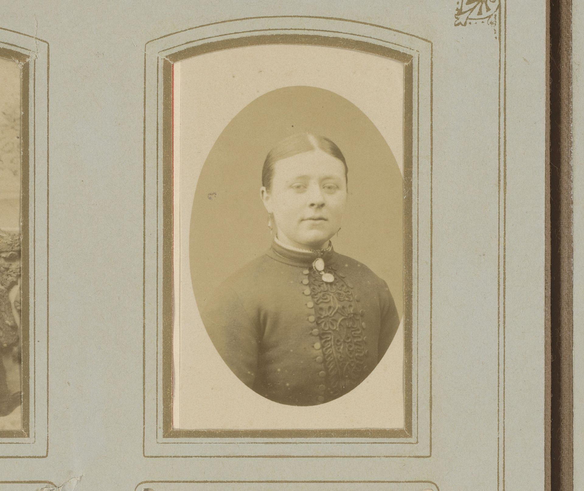 Portret van een vrouw by Pieter Siewers