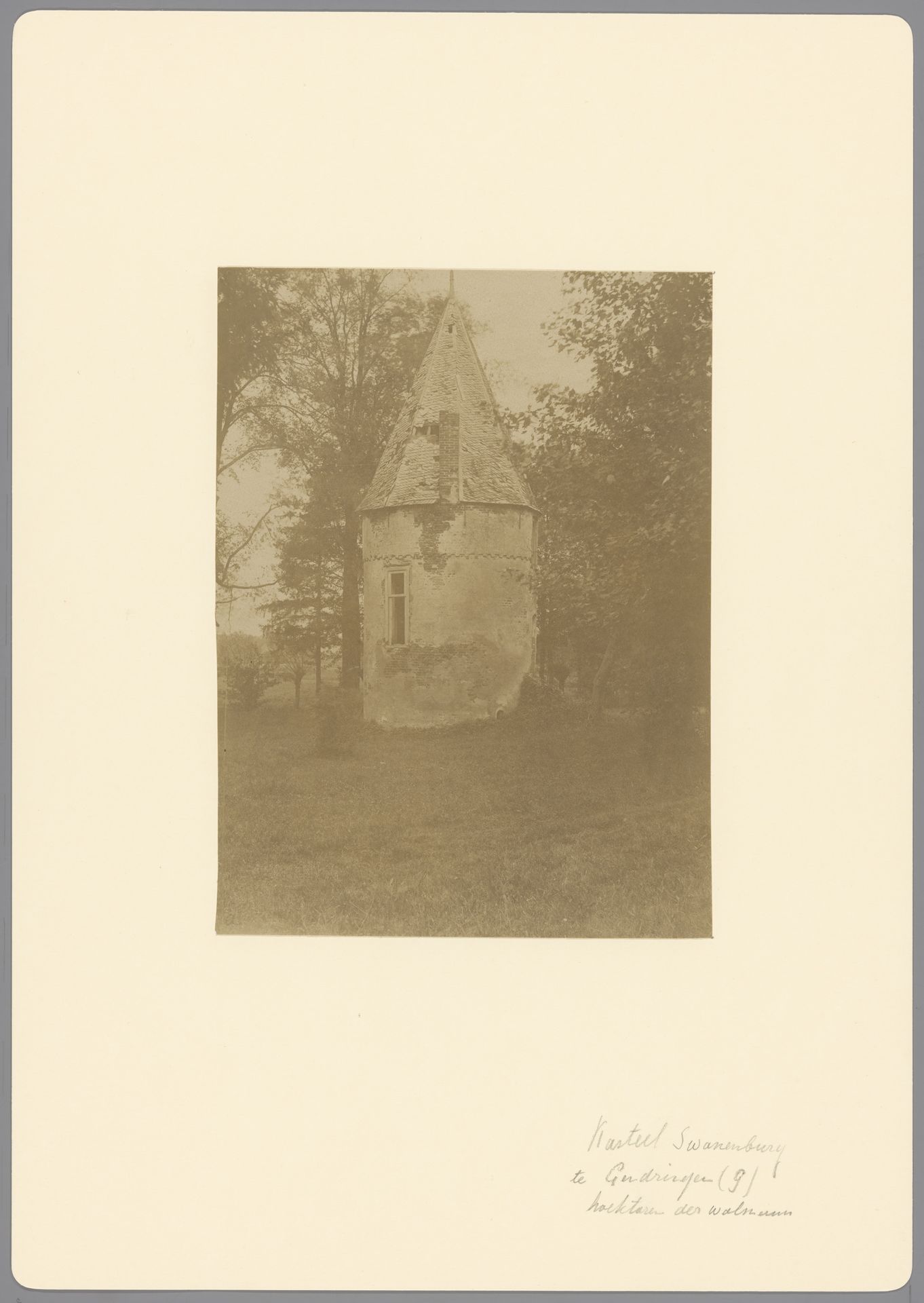 Toren van de walmuur bij Kasteel Zwanenburg te Gendringen by anoniem (Monumentenzorg)