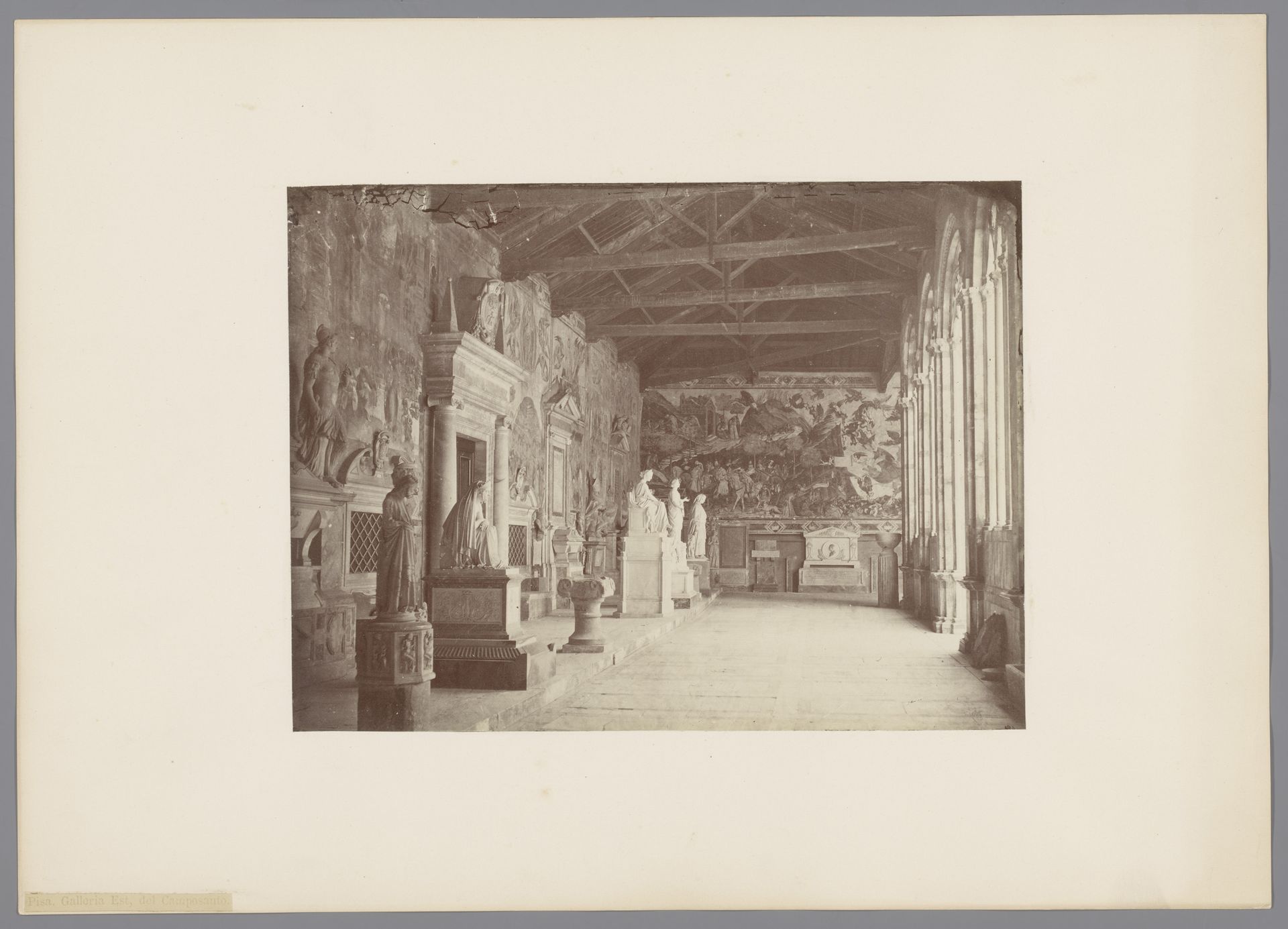 Interieur van de oostelijke galerij in het Camposanto te Pisa, Italië by Alfredo Noack